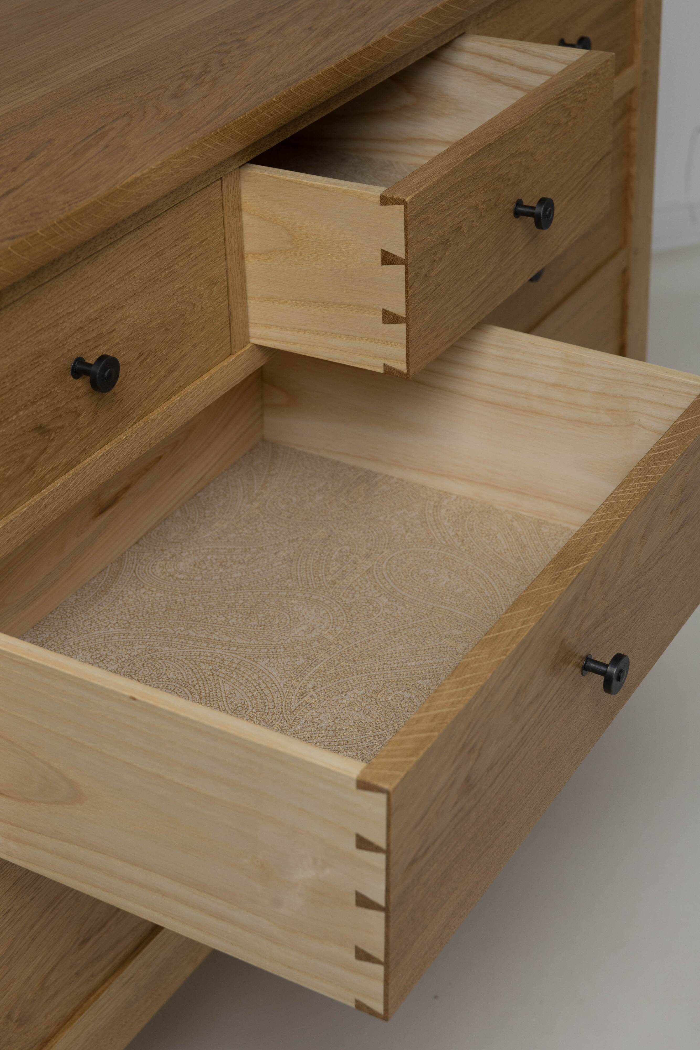 Commode 7 tiroirs en chêne massif