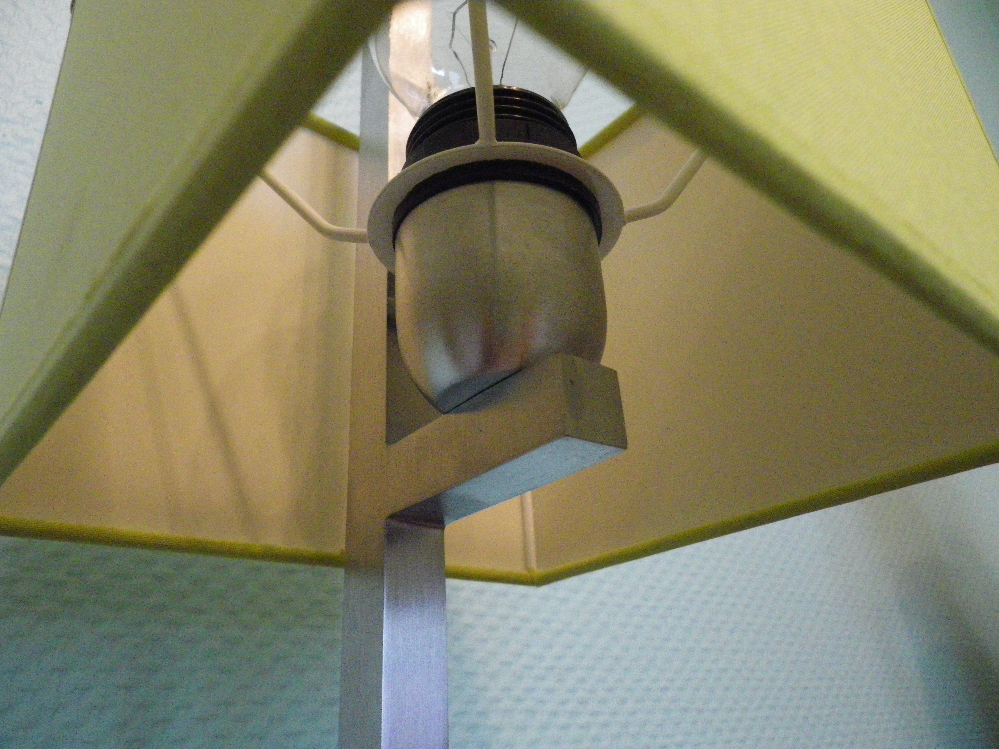 Lampe Stéphane Davidts modèle Faras chrome satiné, abat jour vert amande - Belgique