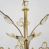 Ancienne suspension florale à 3 feux en métal doré, pampilles en verre. 80
