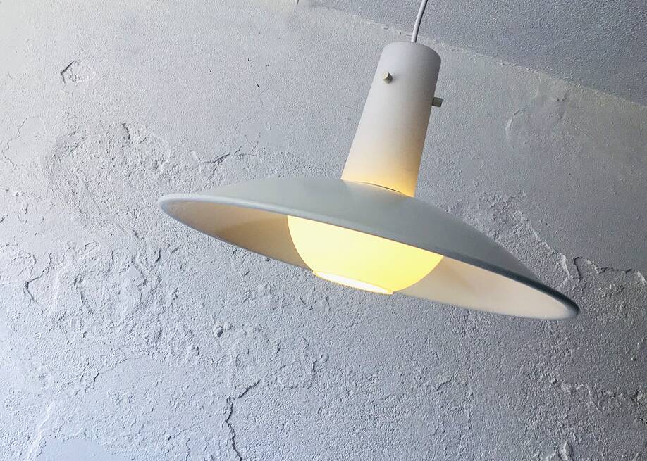 Suspension allemande opaline et métal, années 1960