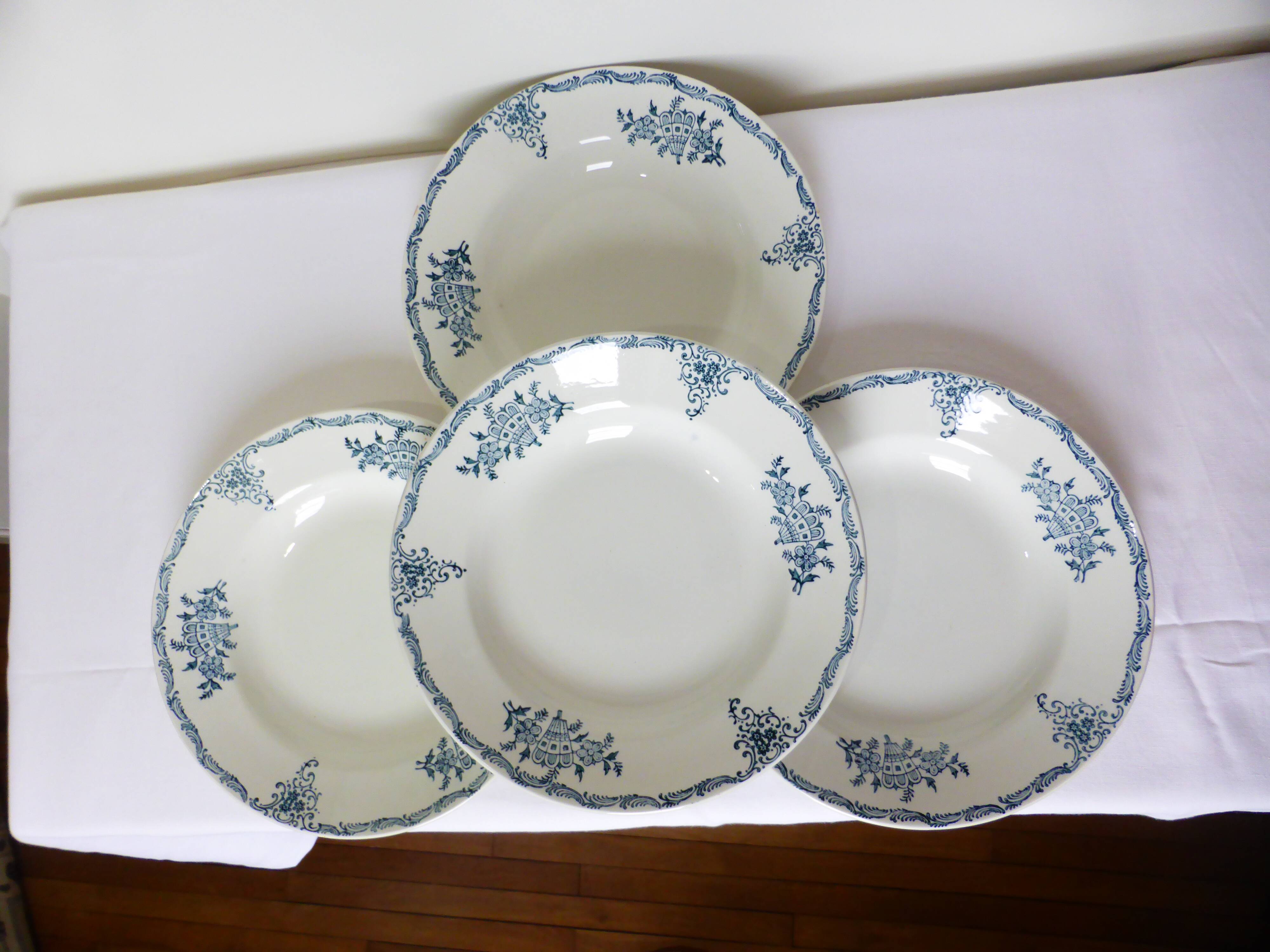 4 assiettes creuses en terre de fer de St Amand 220504