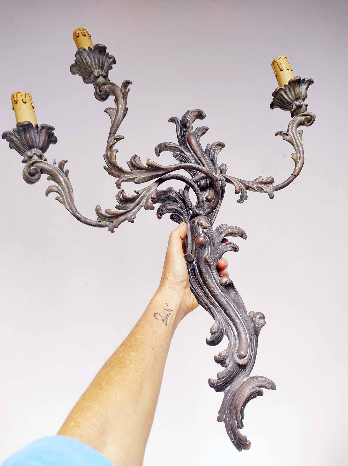 Large Italian Florentine style wall lamp in wood and metal