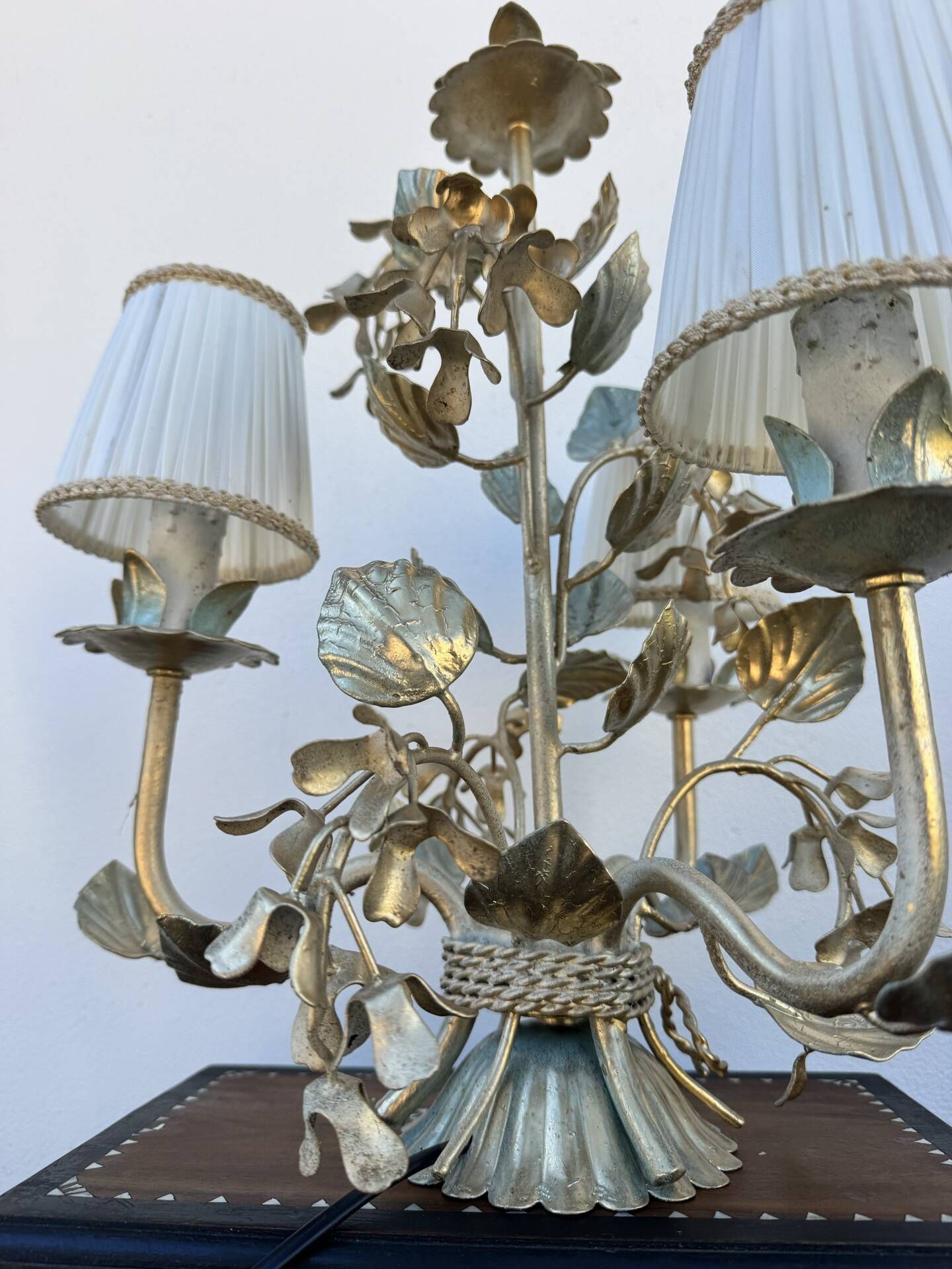 Florentine lamp with foliage from the 1970s.