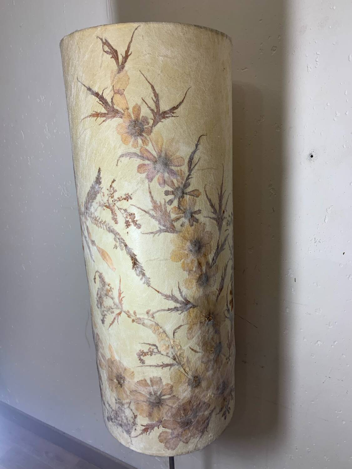 Lampadaire avec abat jour en fleurs séchées