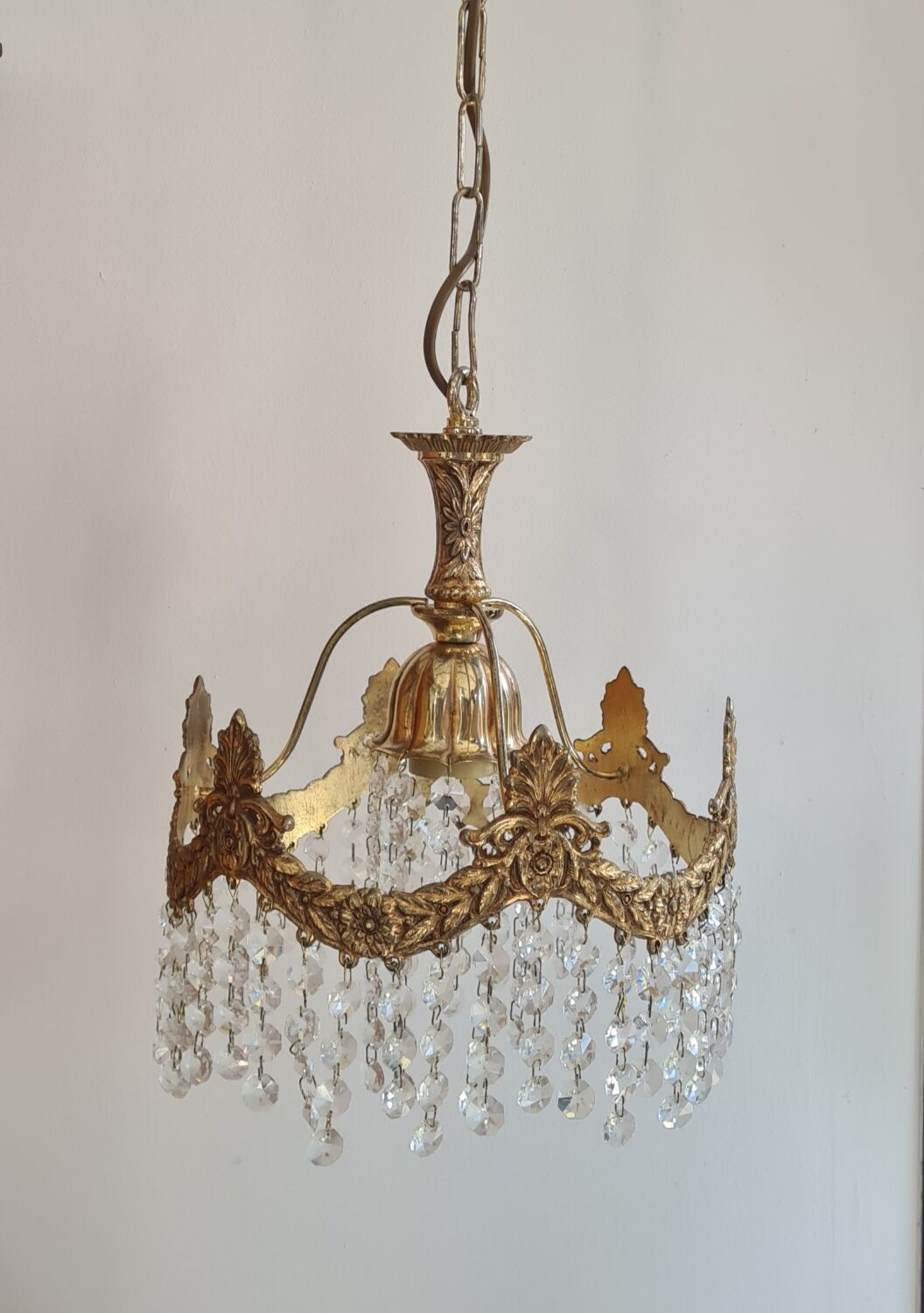 Suspension with tassels