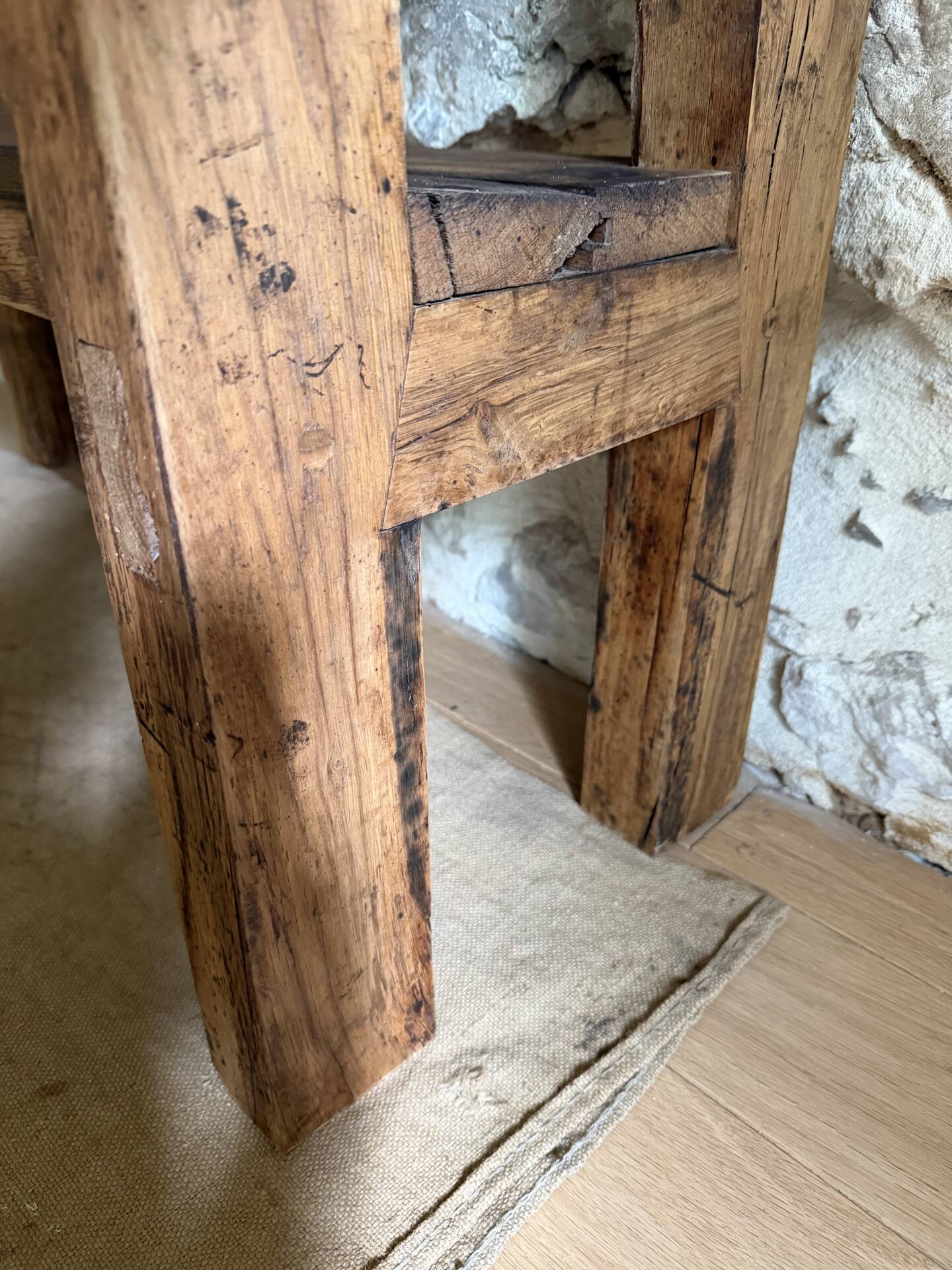 Étagère sur pieds en bois brut, art populaire