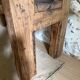 Étagère sur pieds en bois brut, art populaire