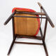 Ensemble de quatre chaises de salle à manger en palissandre et rembourré de tissu rouge, de design danois, années 1960