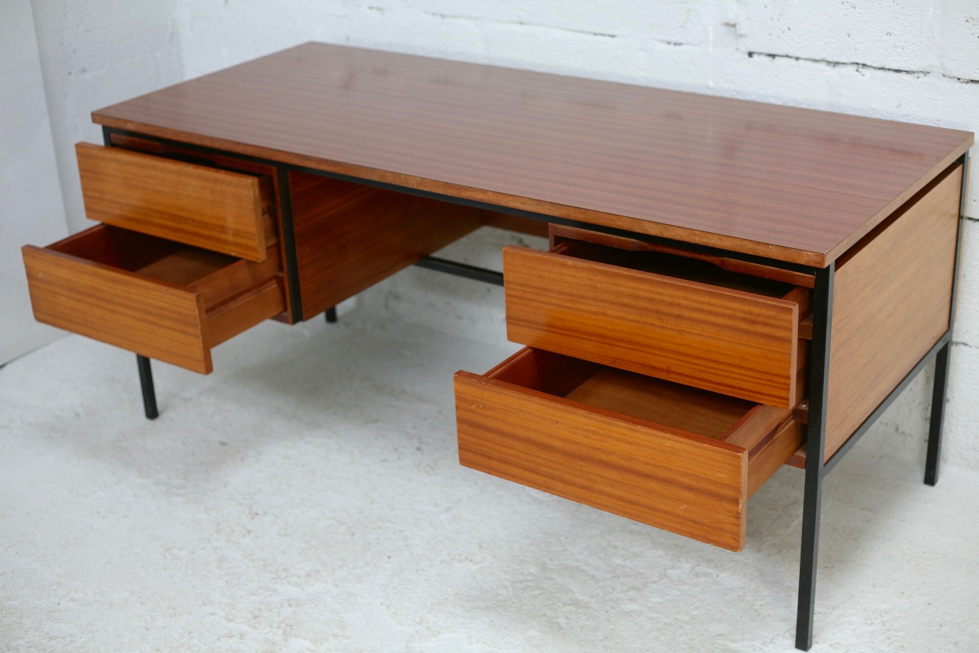 Desk 620 by Pierre guariche, Huchers Minvielle, France, circa 1955
