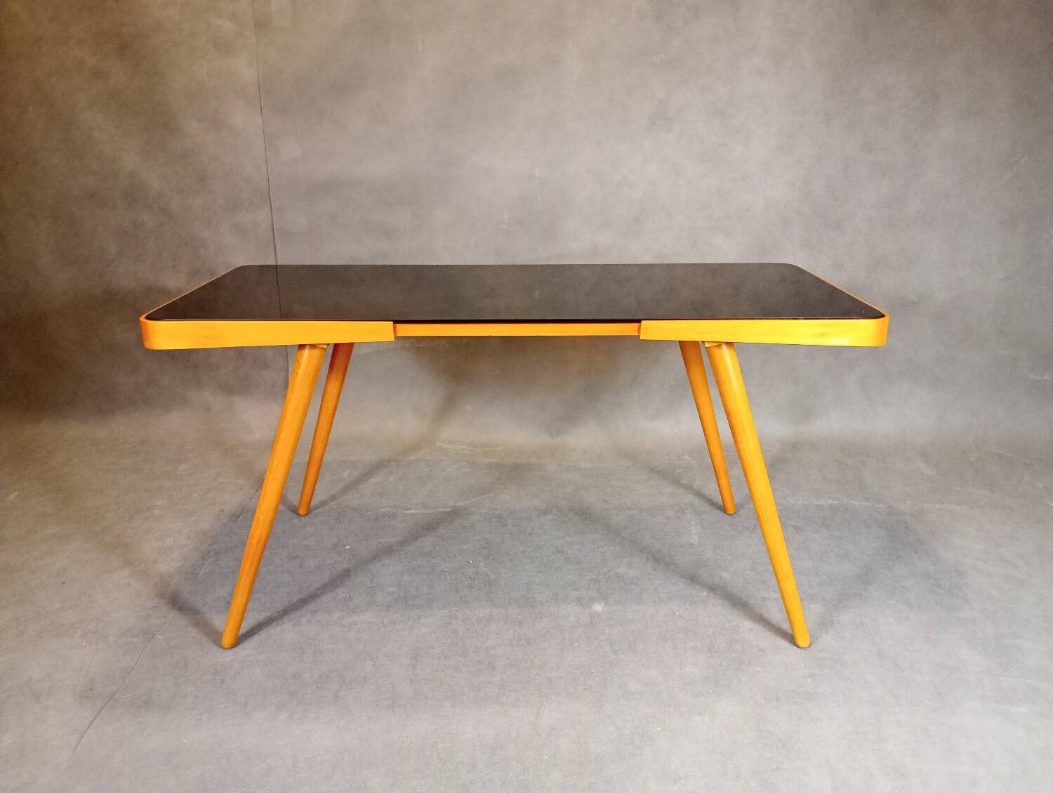 Table basse Jiri Jiroutek par Cesky Nabytok