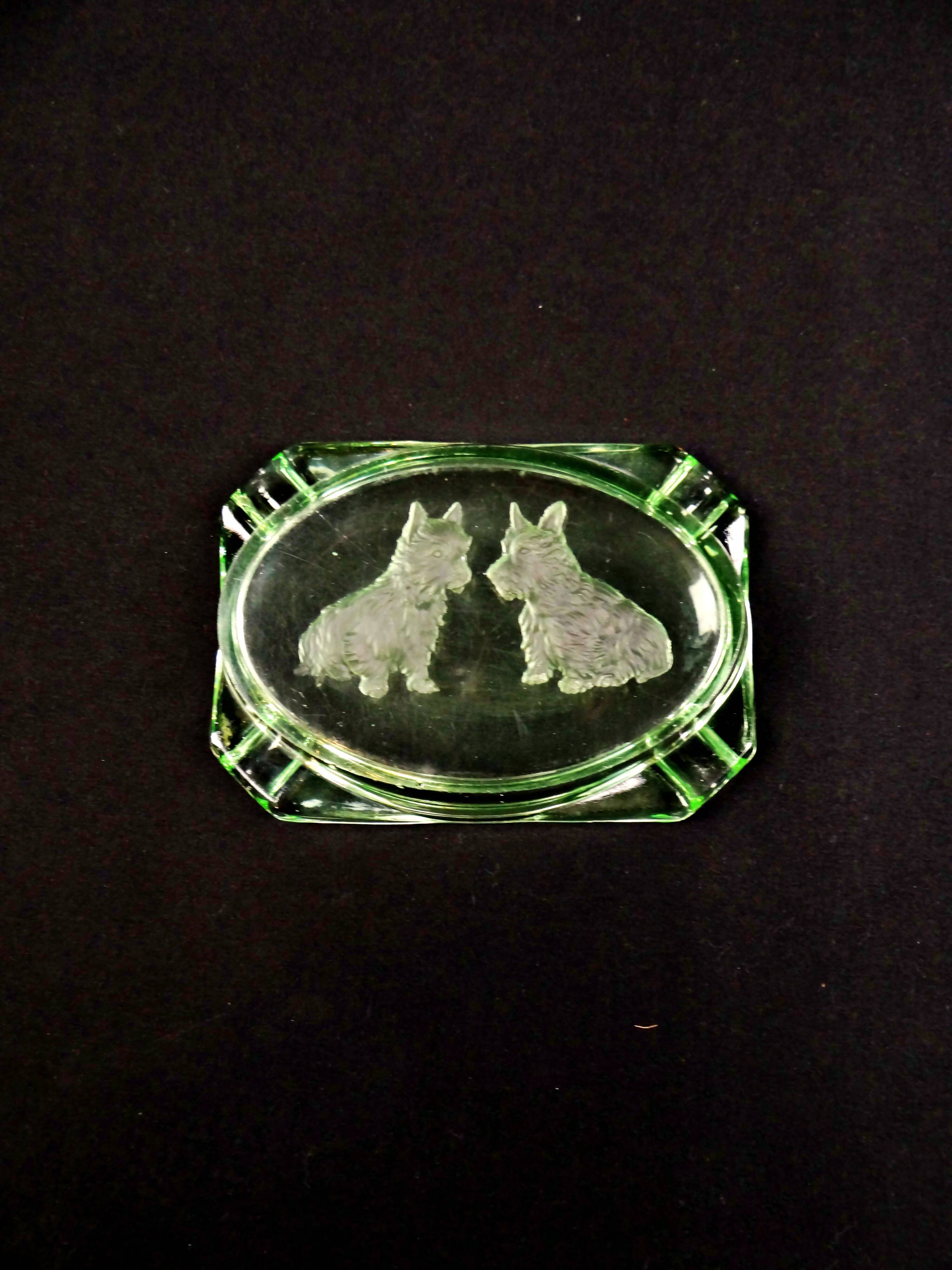 Cendrier style Art Déco en ouraline en verre gravé chiens Scottish Terrier