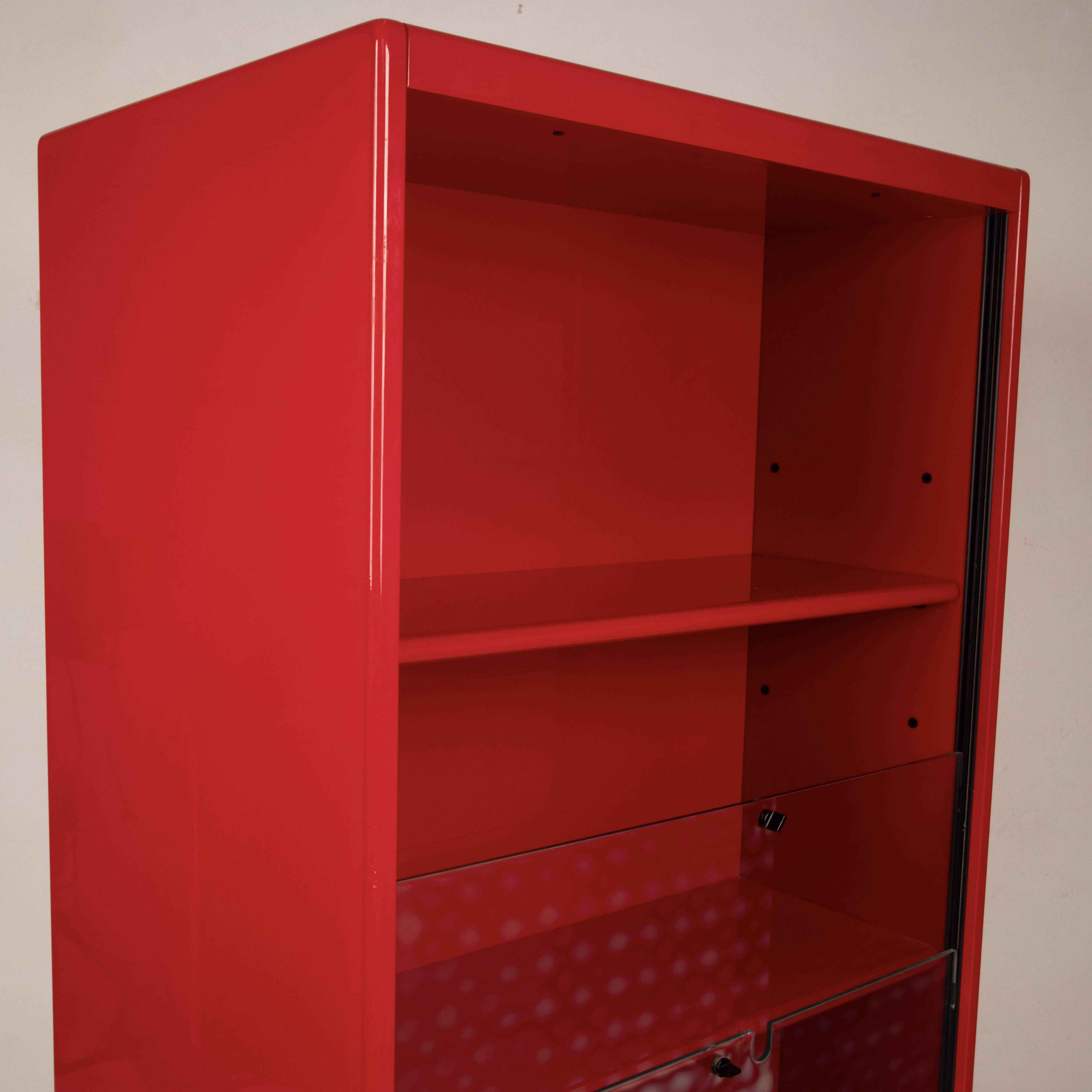 Double-face rotating display cabinet in red lacquer by Arflex, 1980s