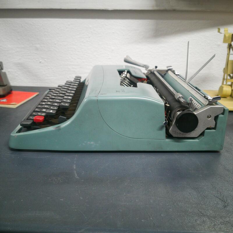 Olivetti Typewriter - Lettera 32