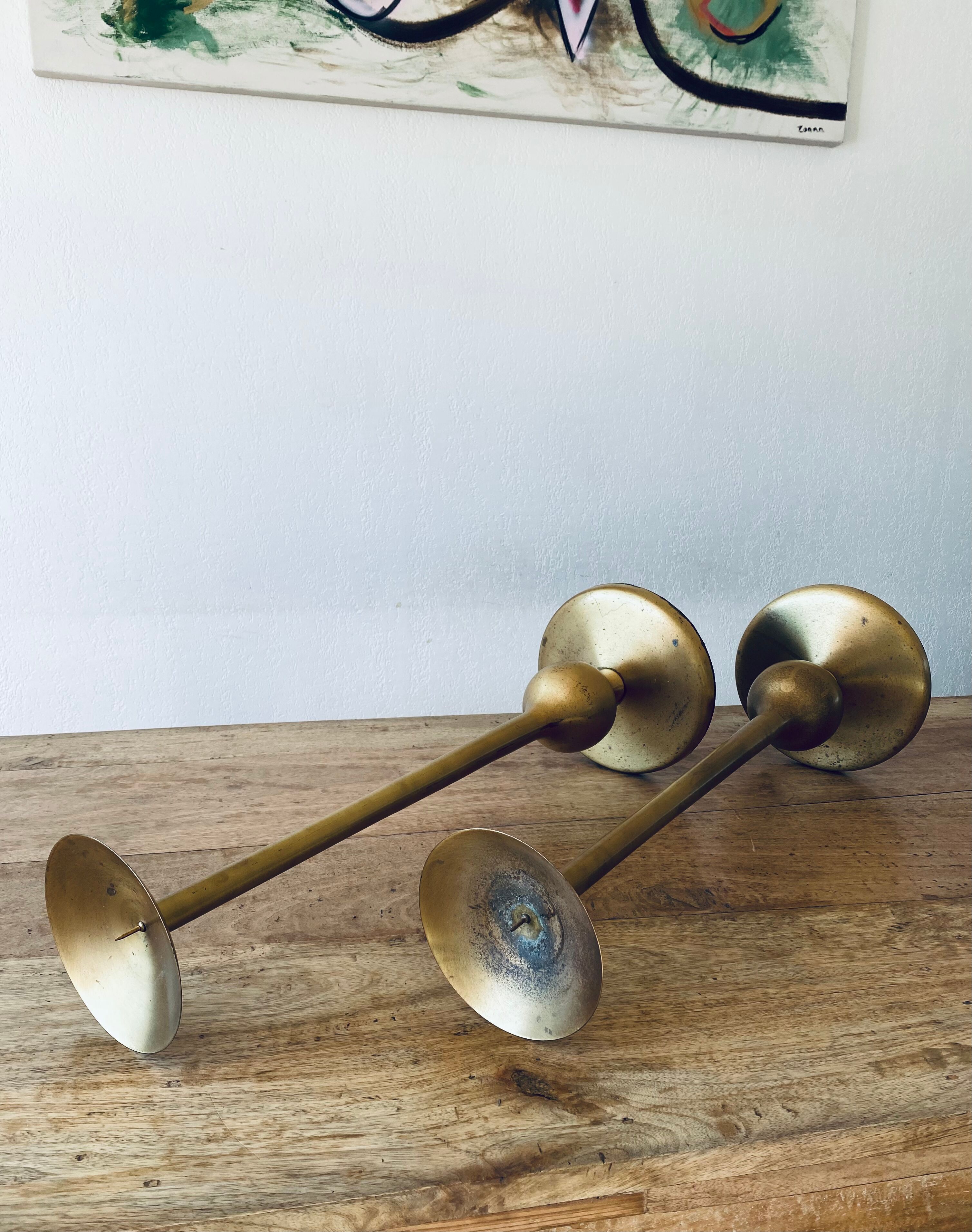 Paire de candélabres en laiton brossé