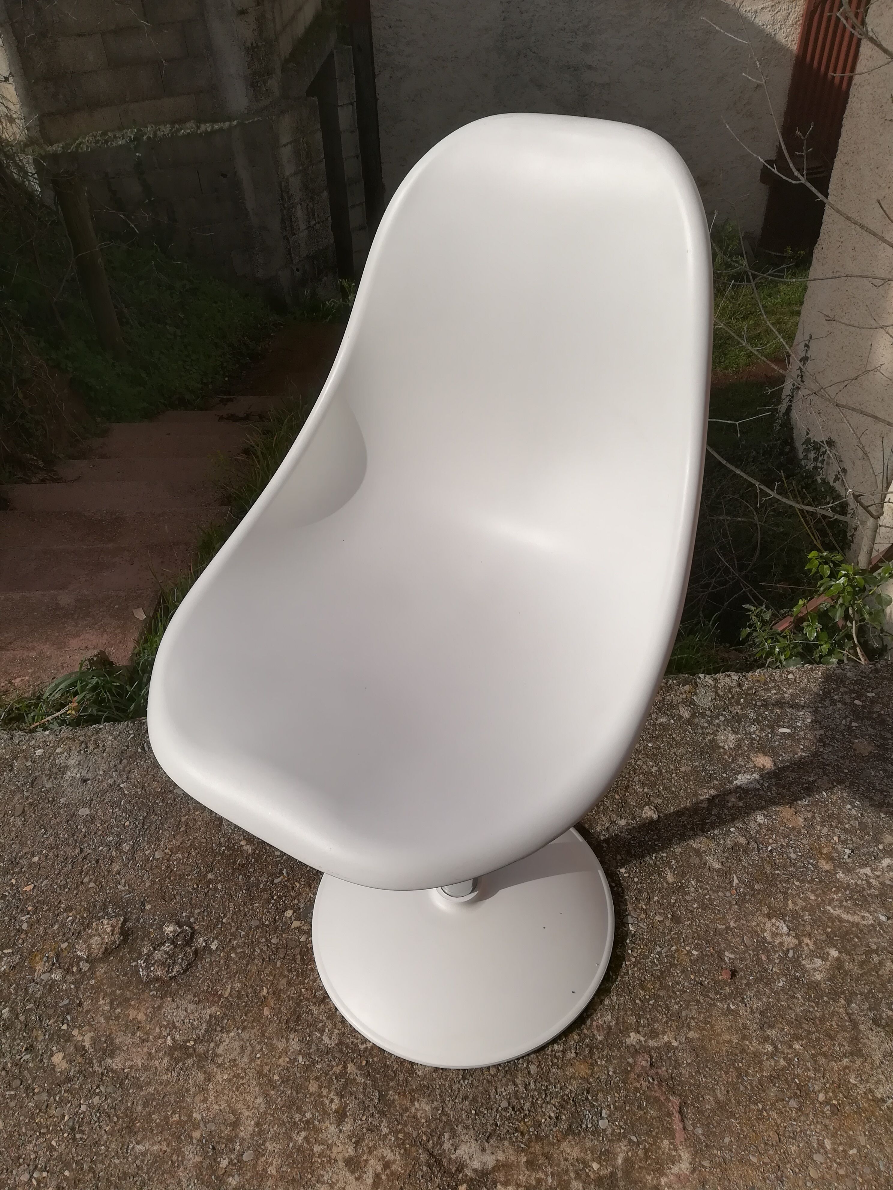 Adjustable design tulip chair