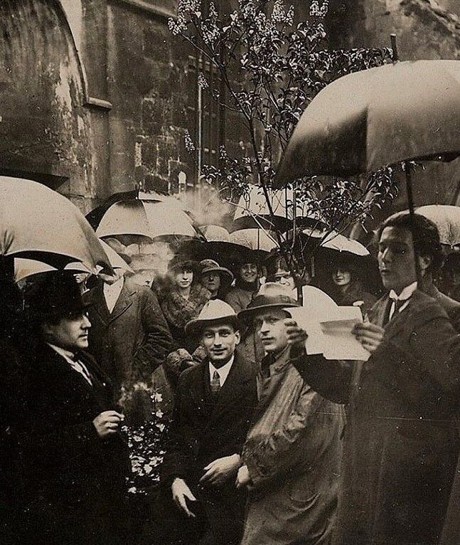Photography, "Dada Manifestation in St-Julien-le-Poor in 1920", / 15 x 15 cm