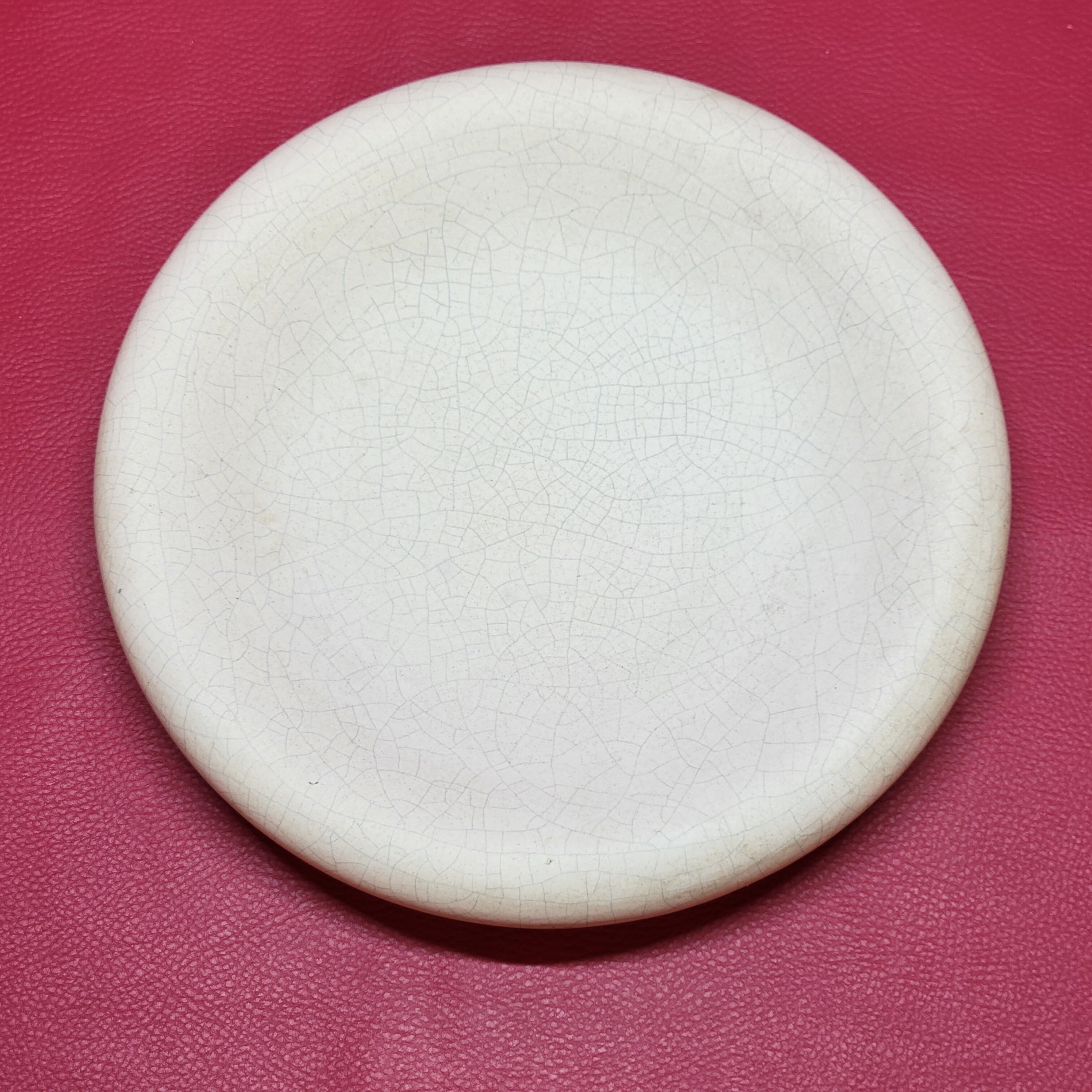 Empty white pocket in cracked ceramic matte François Chatain cup plate
