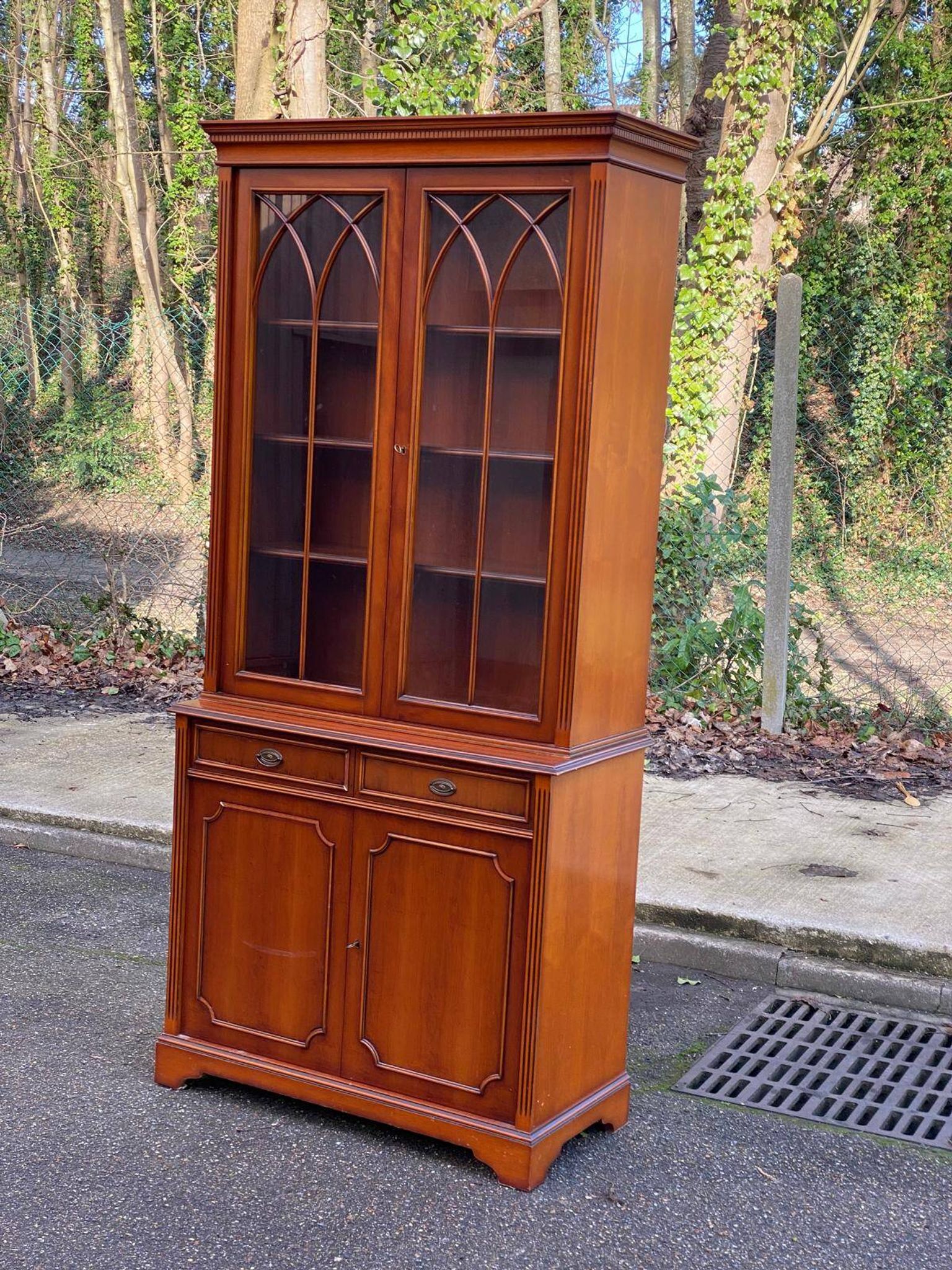 English display cabinet with 2 doors, mahogany imitation, 1990.