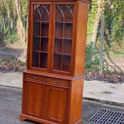 English display cabinet with 2 doors, mahogany imitation, 1990.