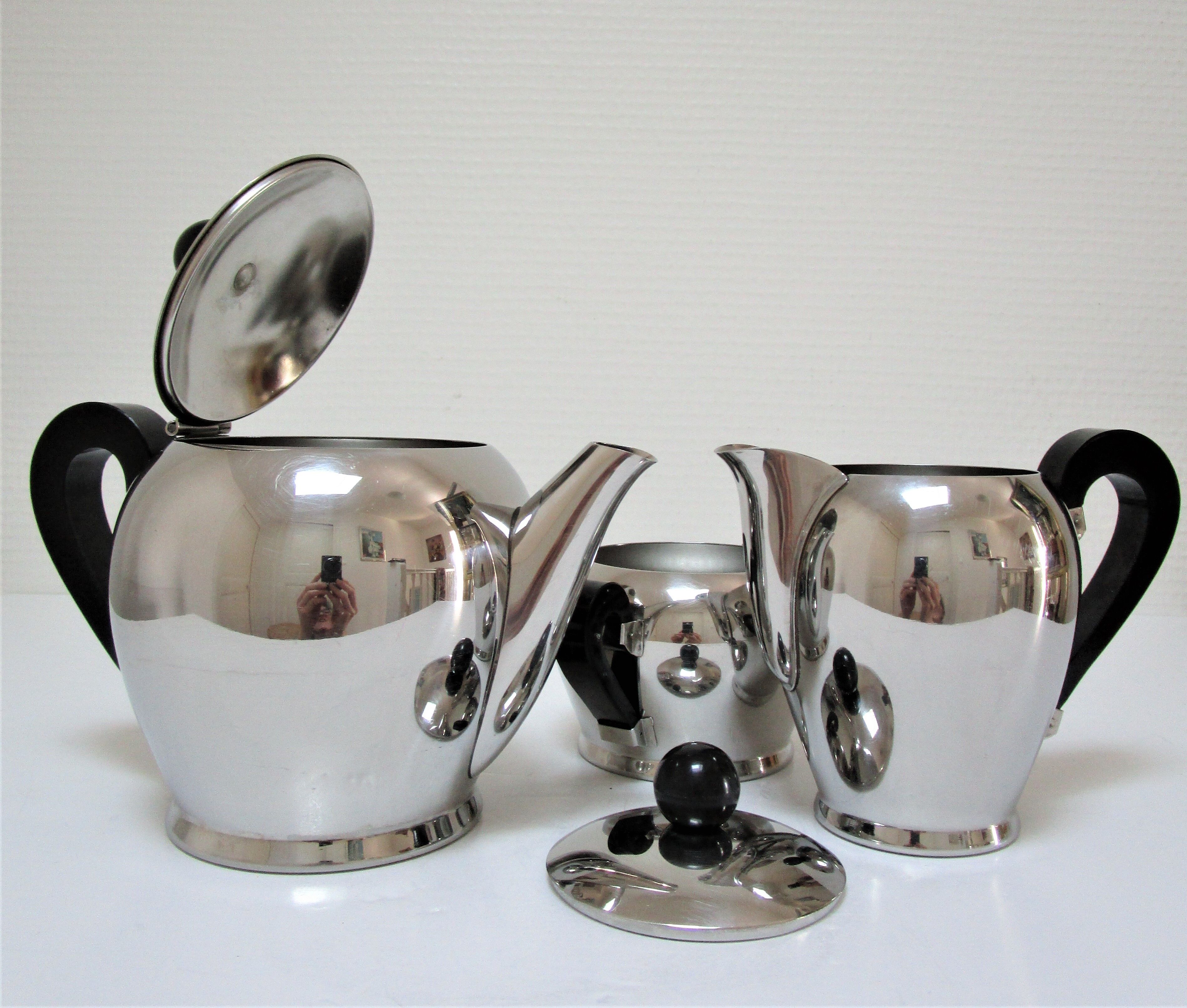 stainless steel tea service and vintage Bakélite Carlo Alessi