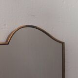 Miroir en forme de bouclier avec cadre en laiton, années 50