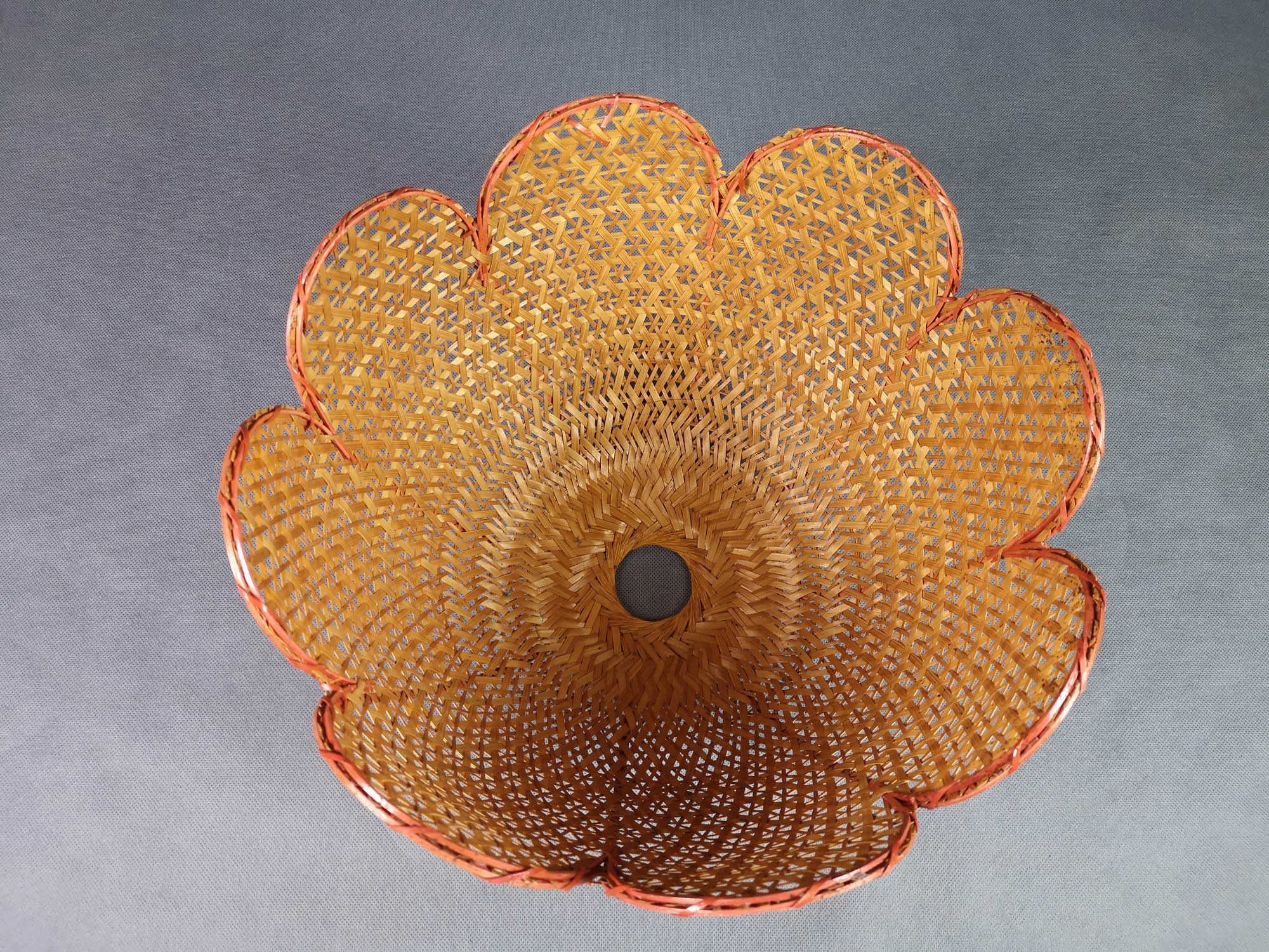 Vintage flower pendant lamp in braided and openwork rattan - Red edge