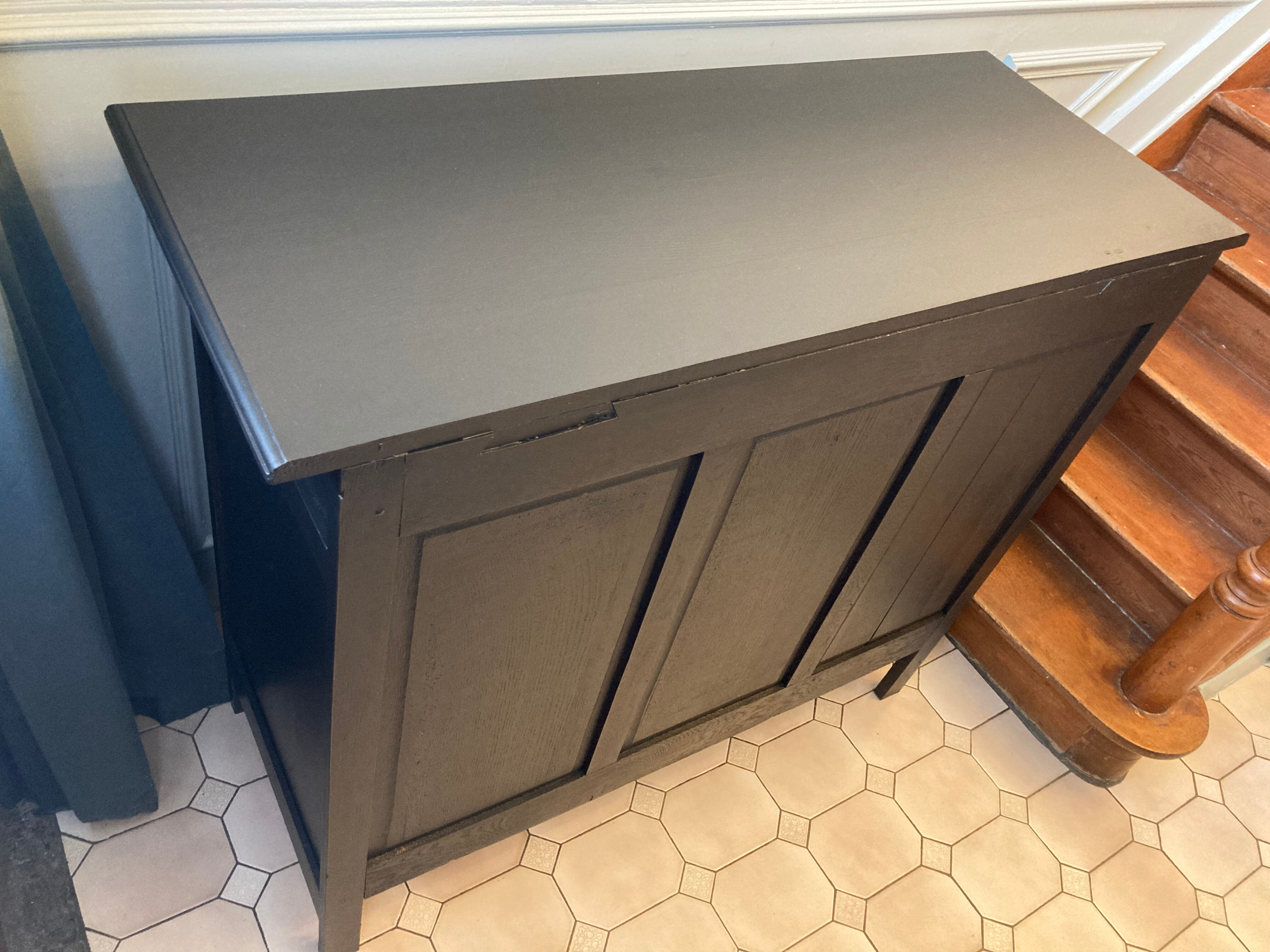 Art-deco period oak commodus