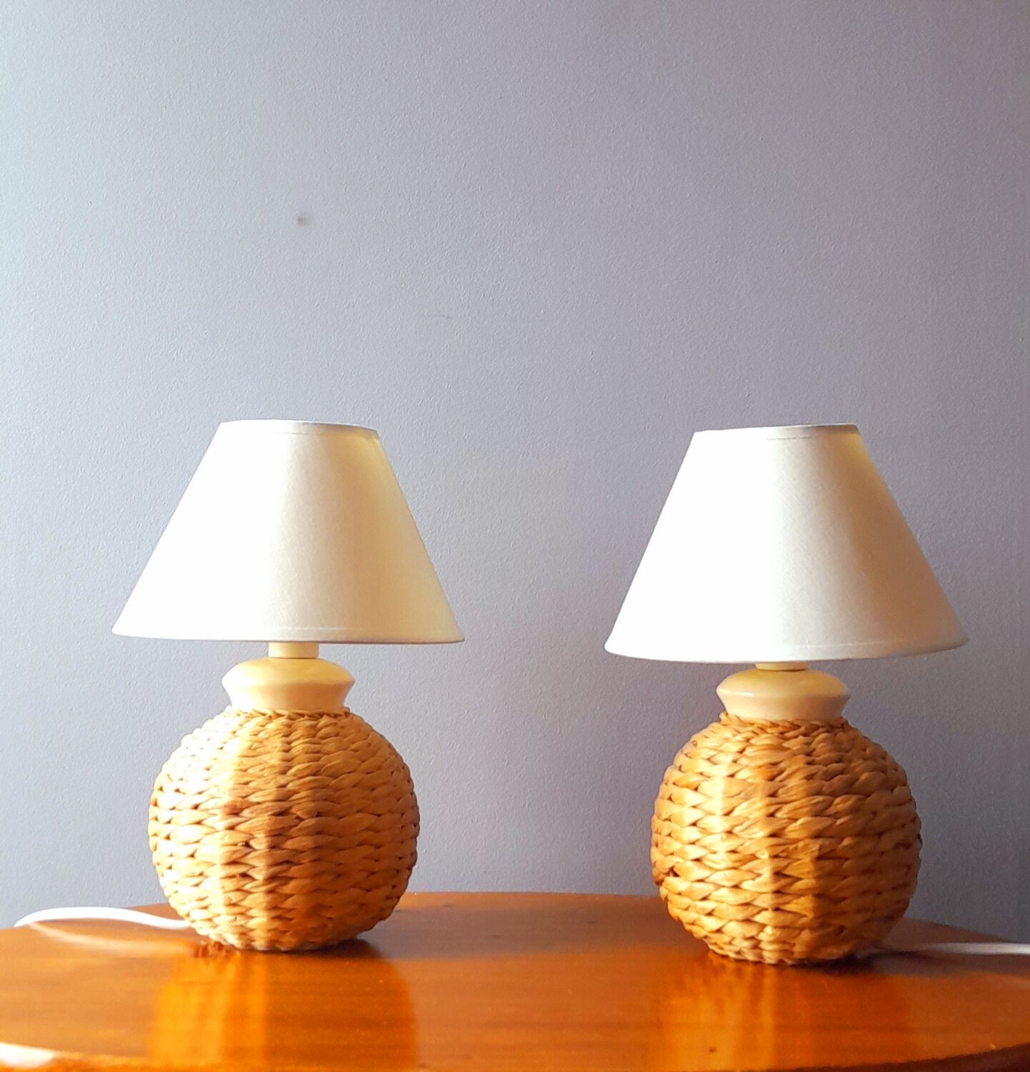 Pair of lamps in braided vegetable fiber