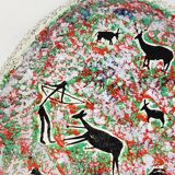 Assiette décorative en céramique émaillée plâtre  décor chasse préhistorique