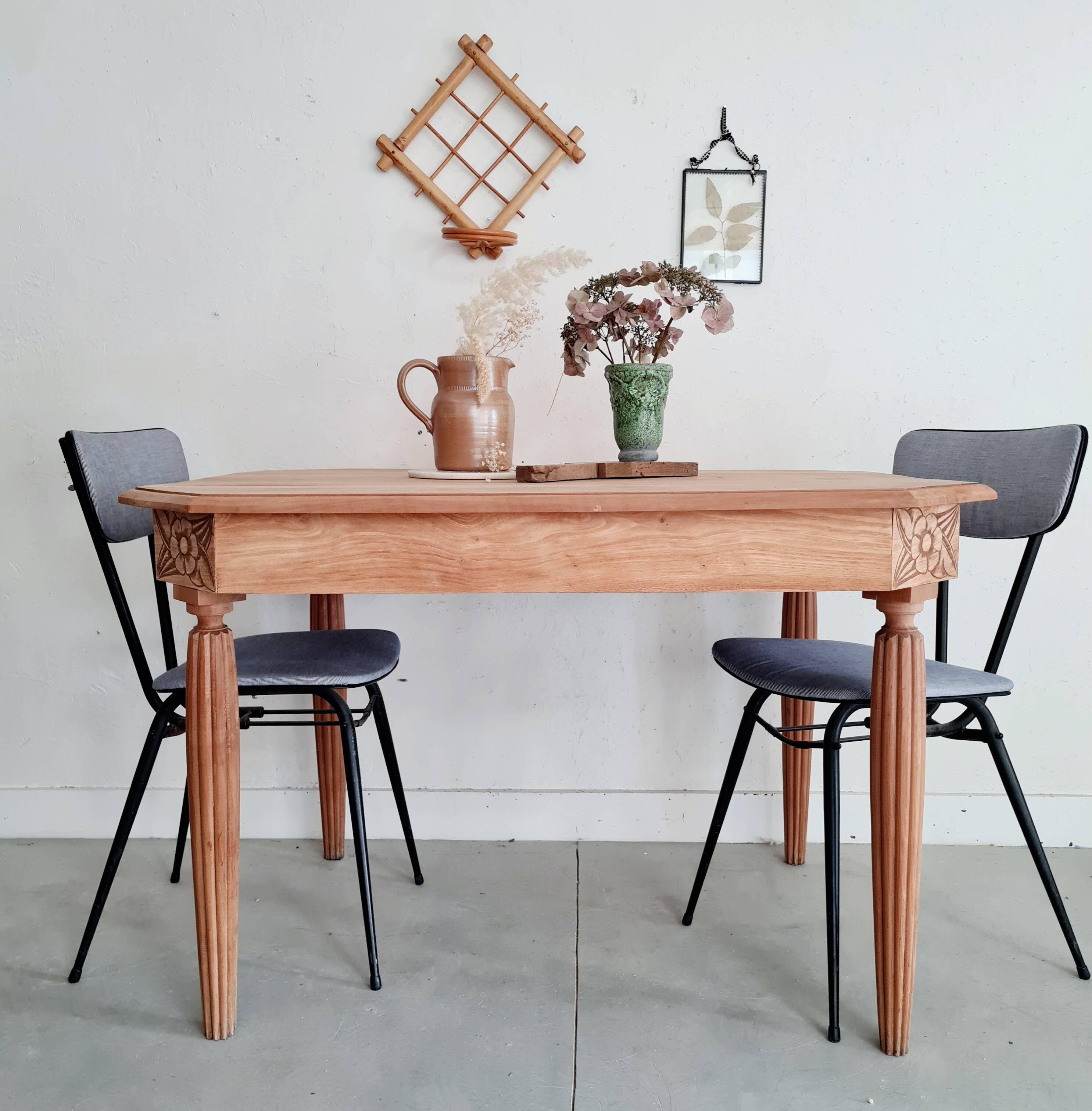 Art deco table - sanded raw wood - flower patterns