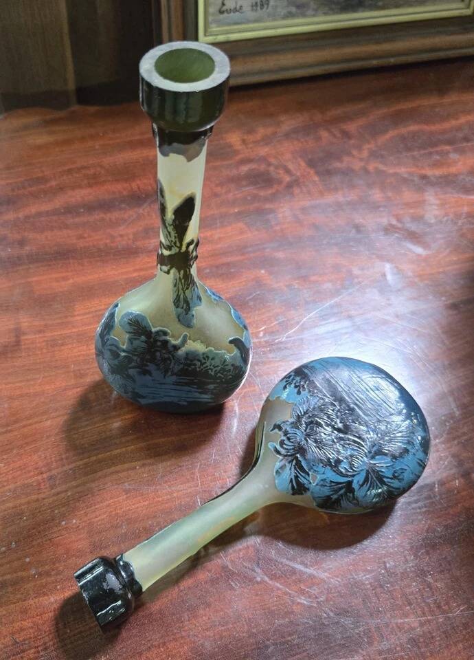Pair of flower vases in glass paste, with a long slender neck.