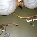 Paire d'appliques en laiton doré et boules de verre