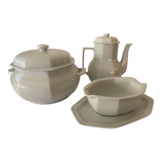 Gravy boat, tureen and teapot