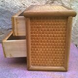 Commode de poupée en rotin