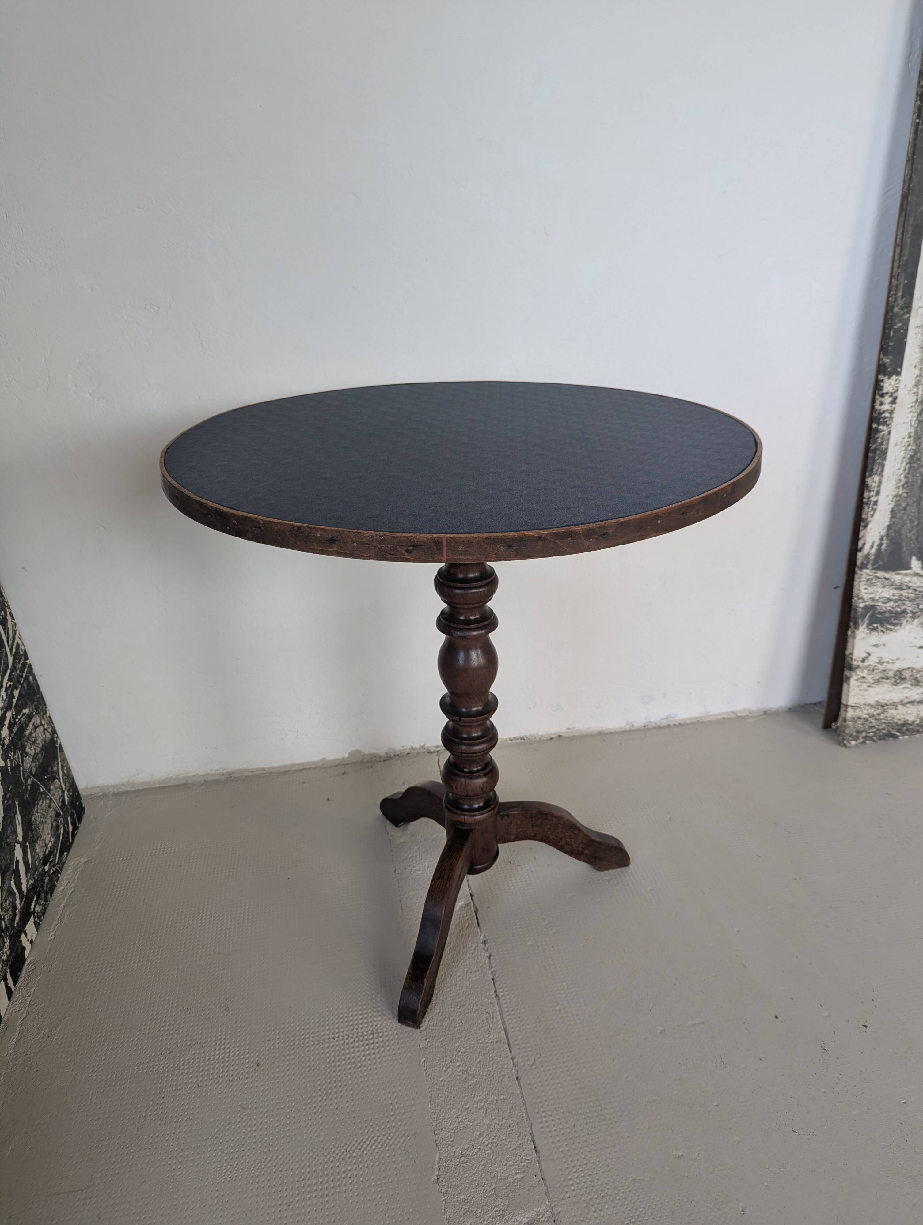 Table d'appoint ronde, pied en chêne tourné