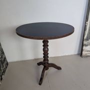 Round table, turned oak leg