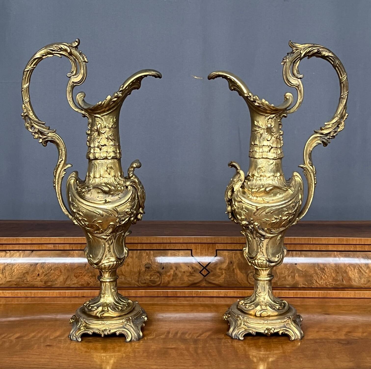 Pair of decorative vases. Solid gold metal.