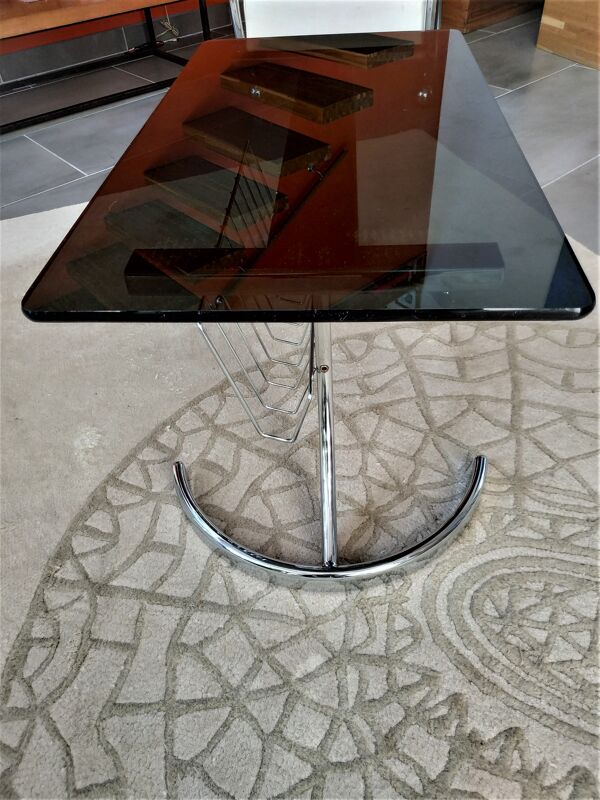 Table basse années 70 plateau de verre, piétement chromé avec porte-revues