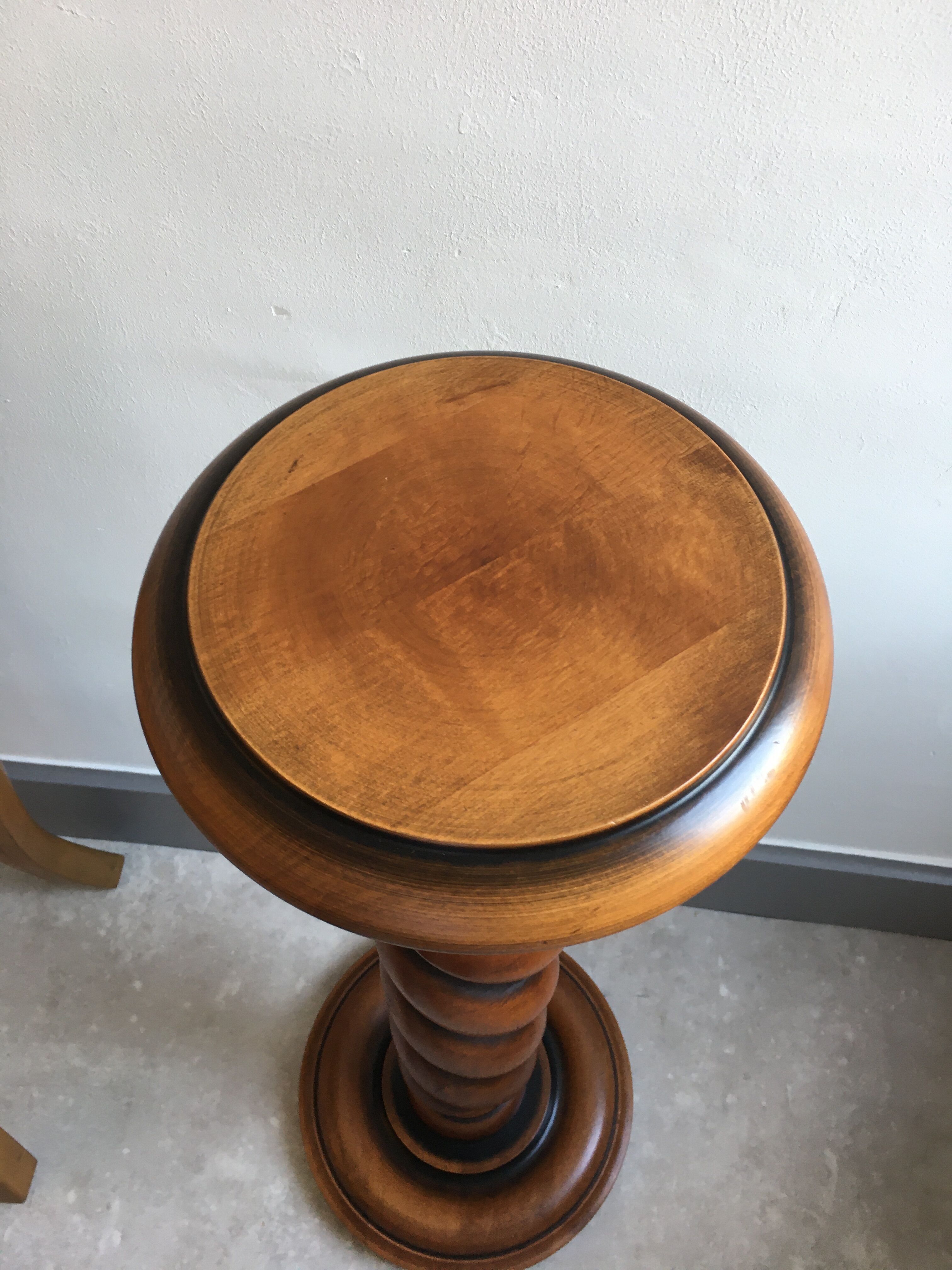 Style press screw side table