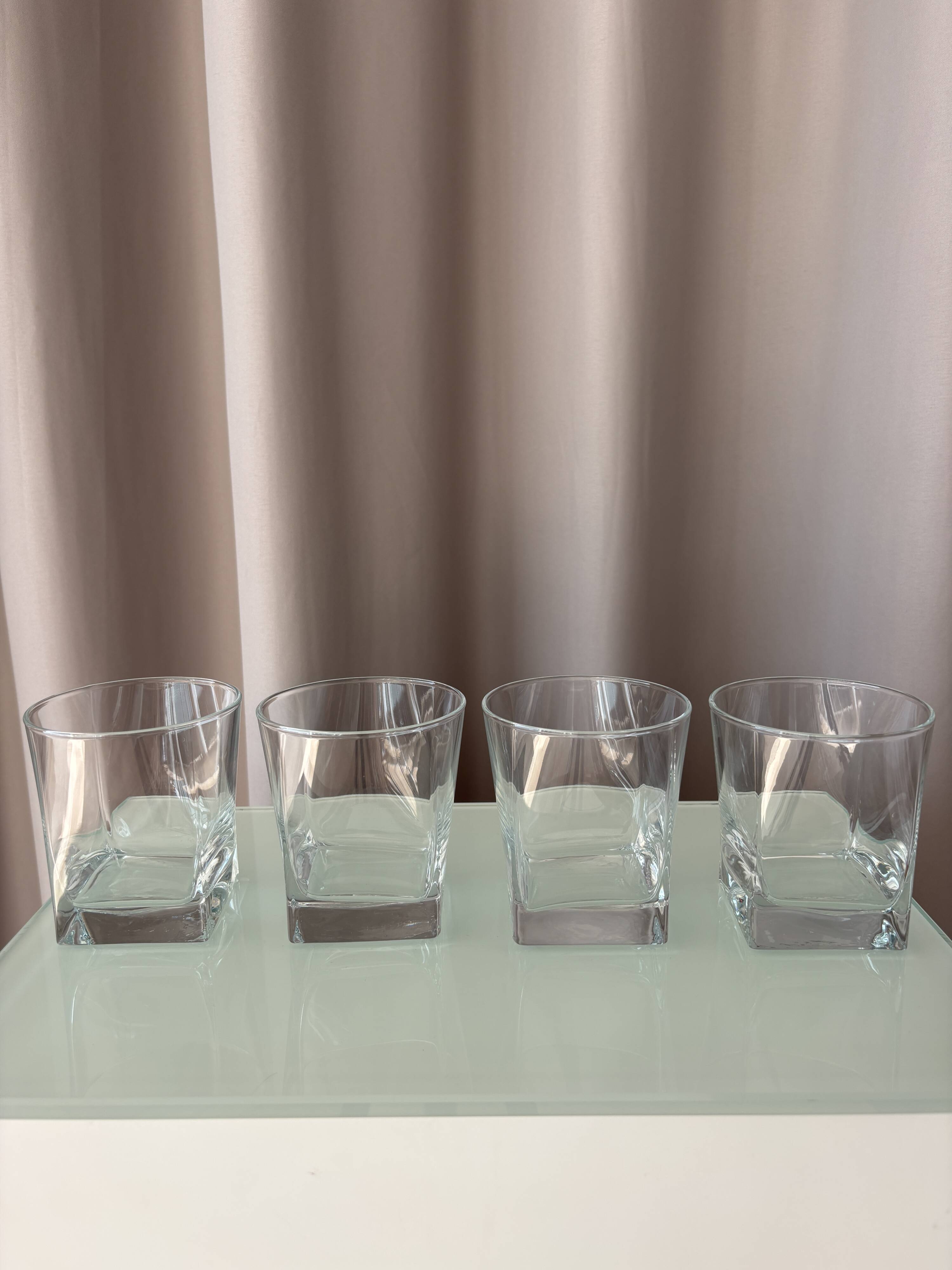 Elegant set of four vintage whiskey tumblers