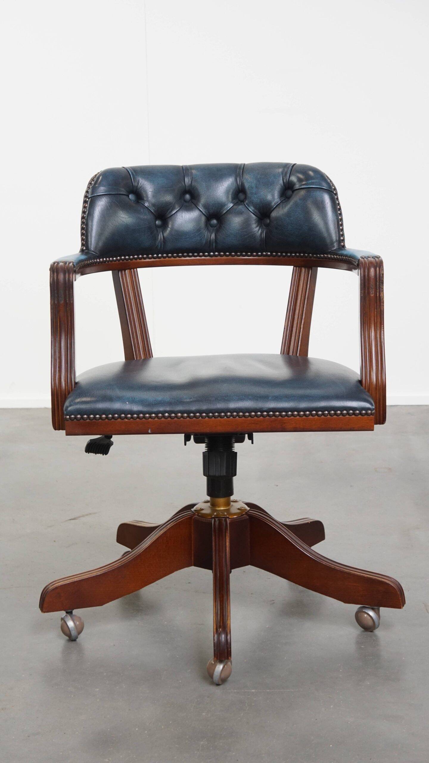 Bureau et chaise de bureau Chesterfield en cuir de vachette bleu