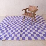 Tapis à damiers violets et blancs