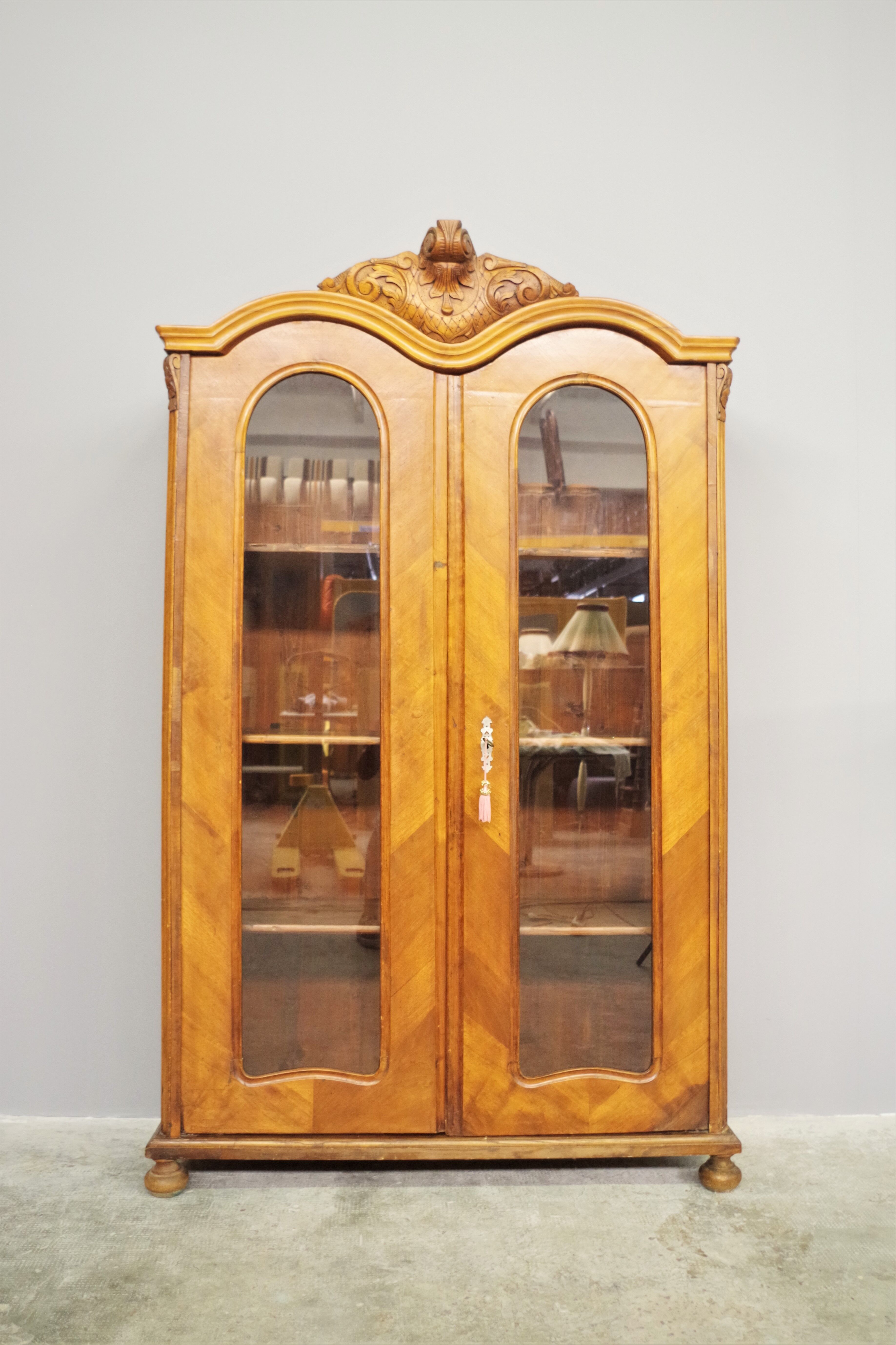 Showcase in fir wood and carved walnut, early 1900s