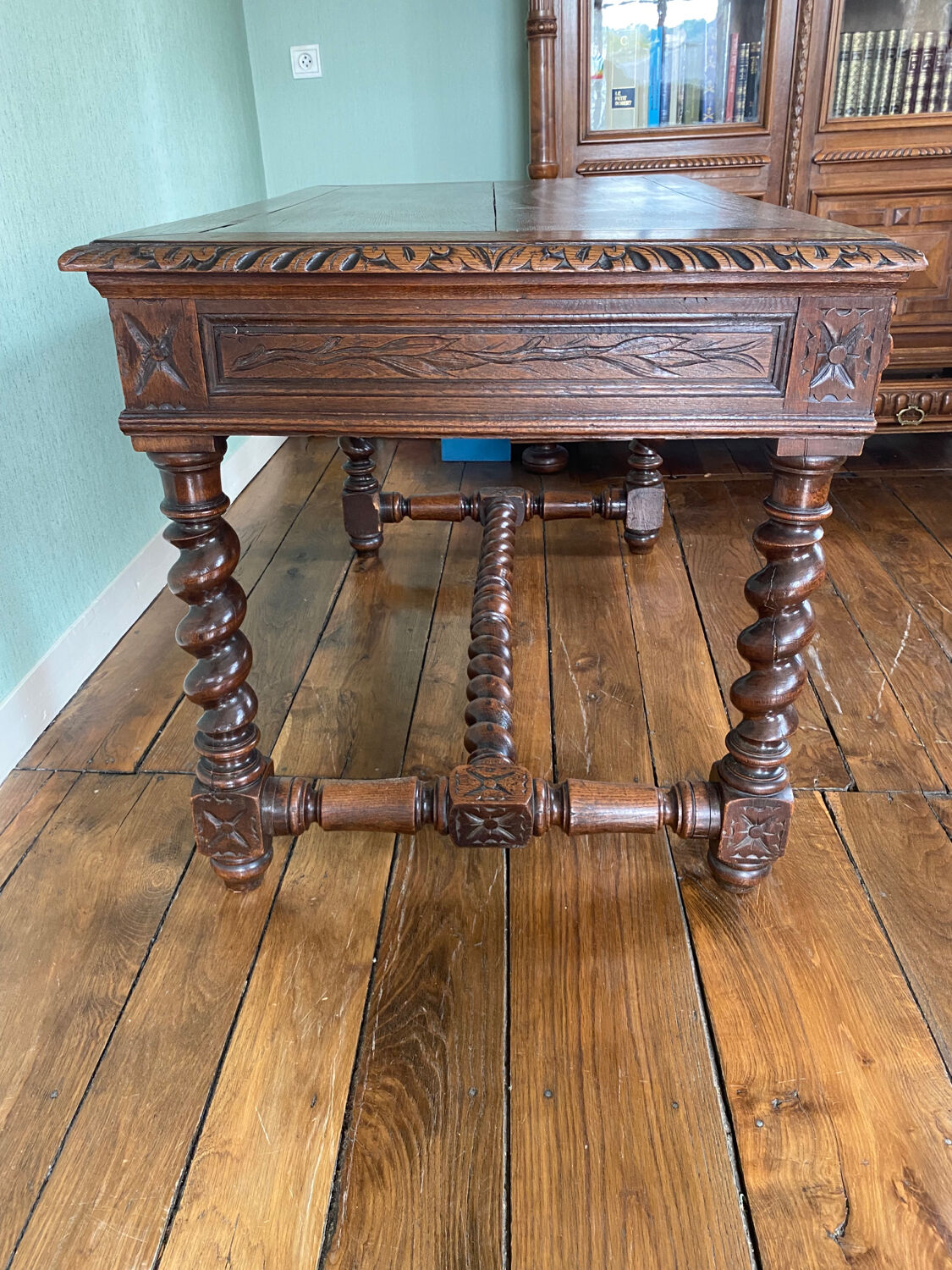 Desk Louis XIII High Period-style table carved