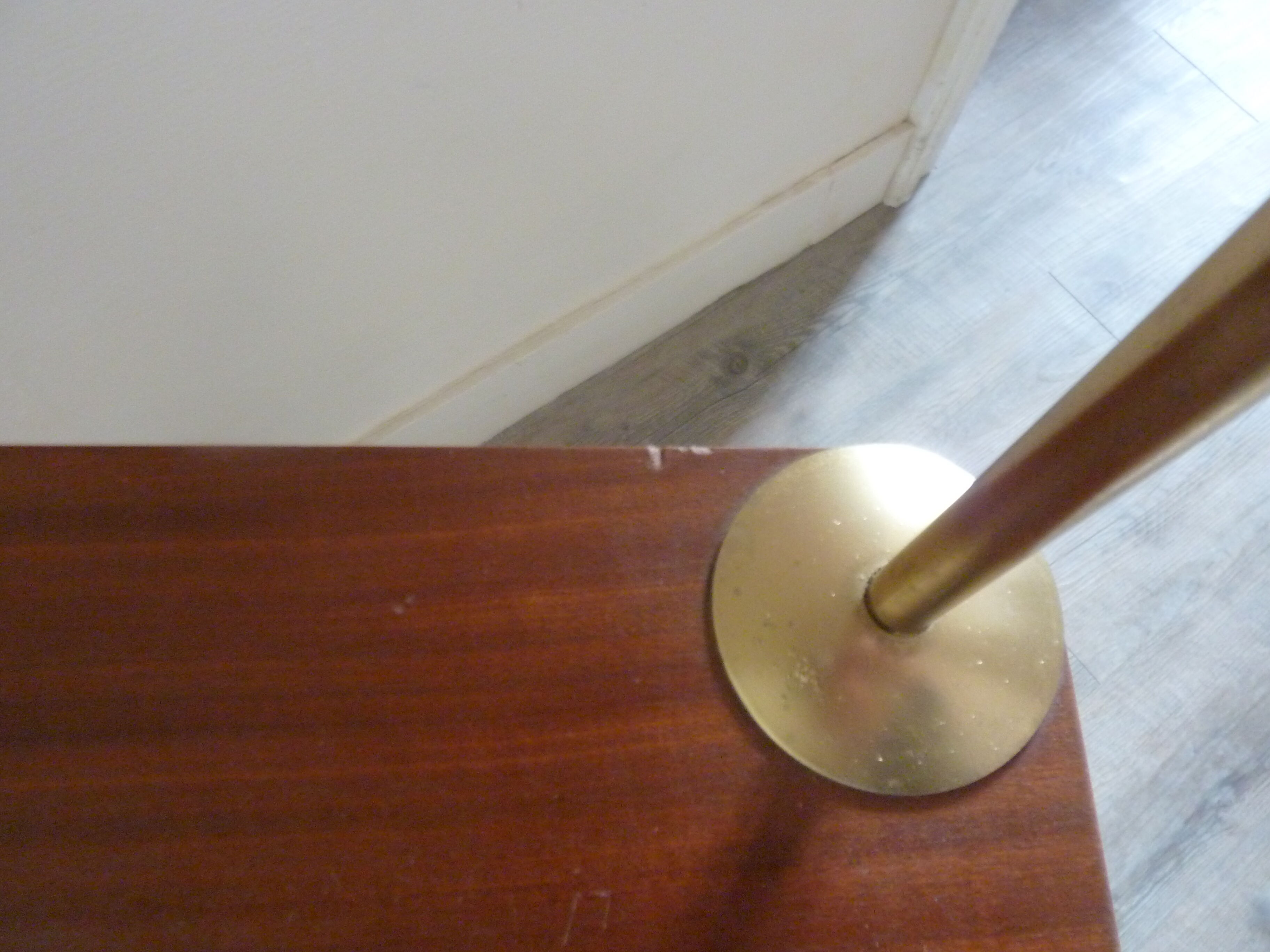 Lampadaire avec tablettes en teck et laiton des années 60