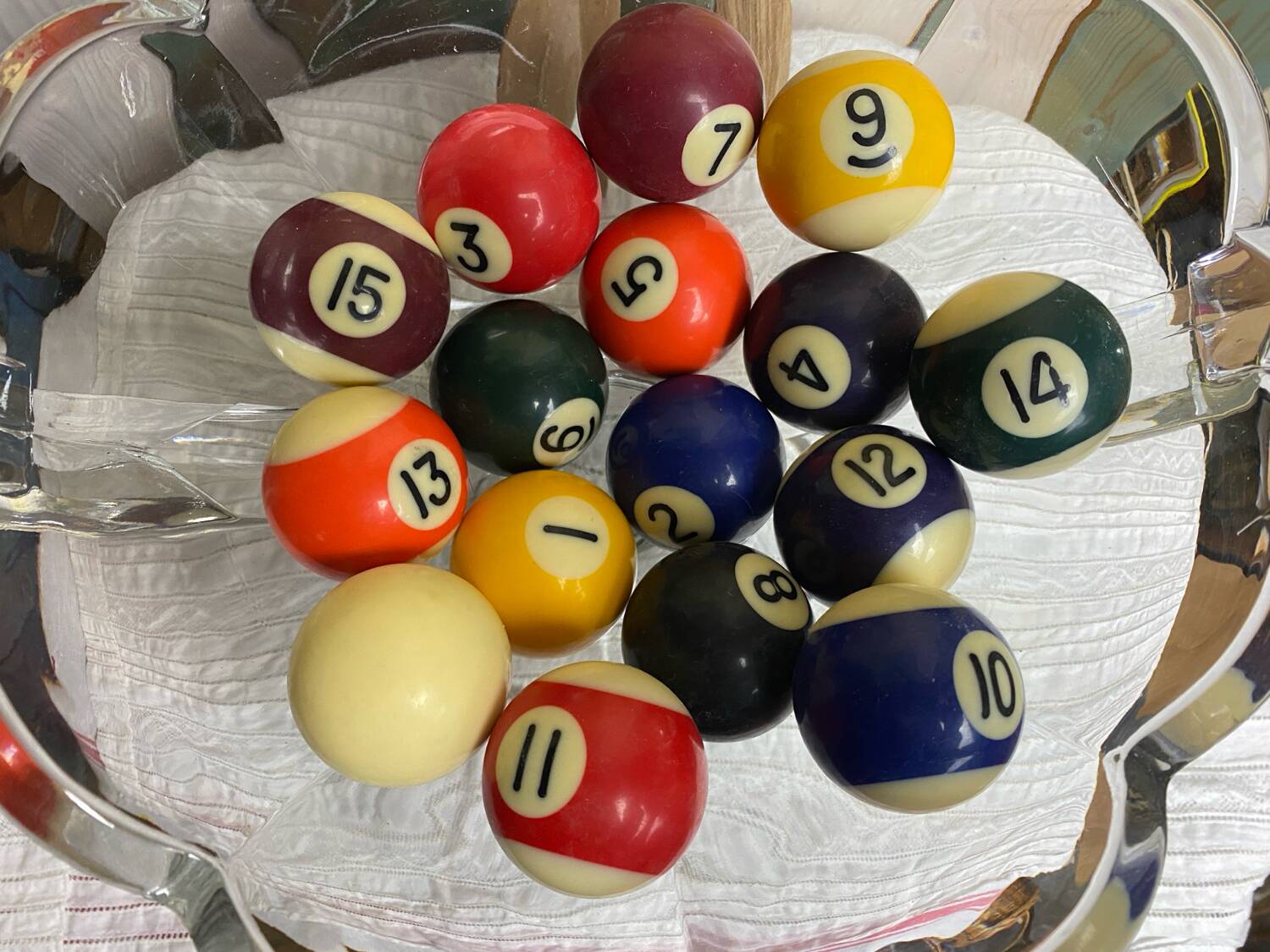 Set of 16 vintage billiard balls