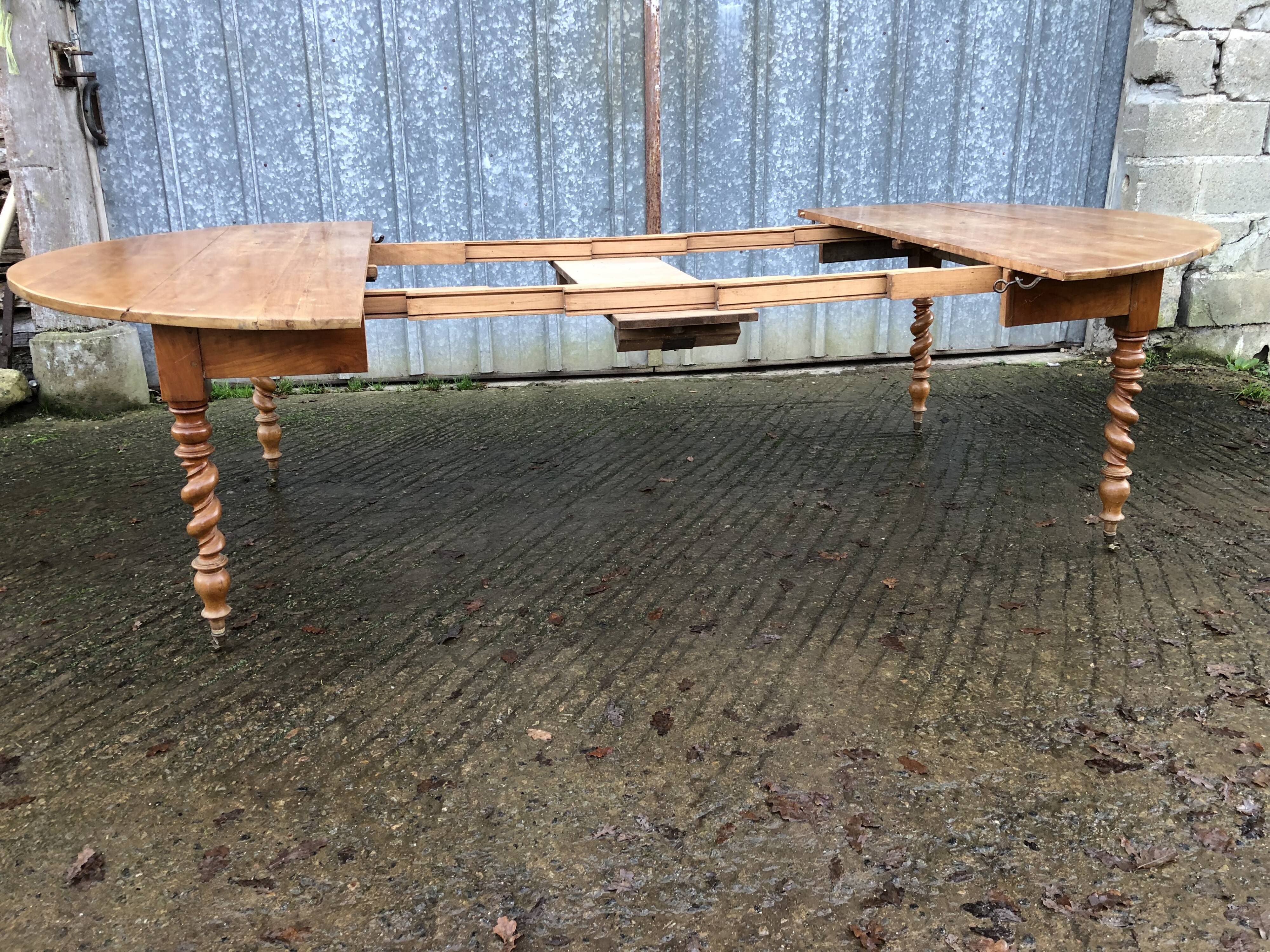 Round table in solid cherry wood, extendable with twisted legs, Louis Philippe style.