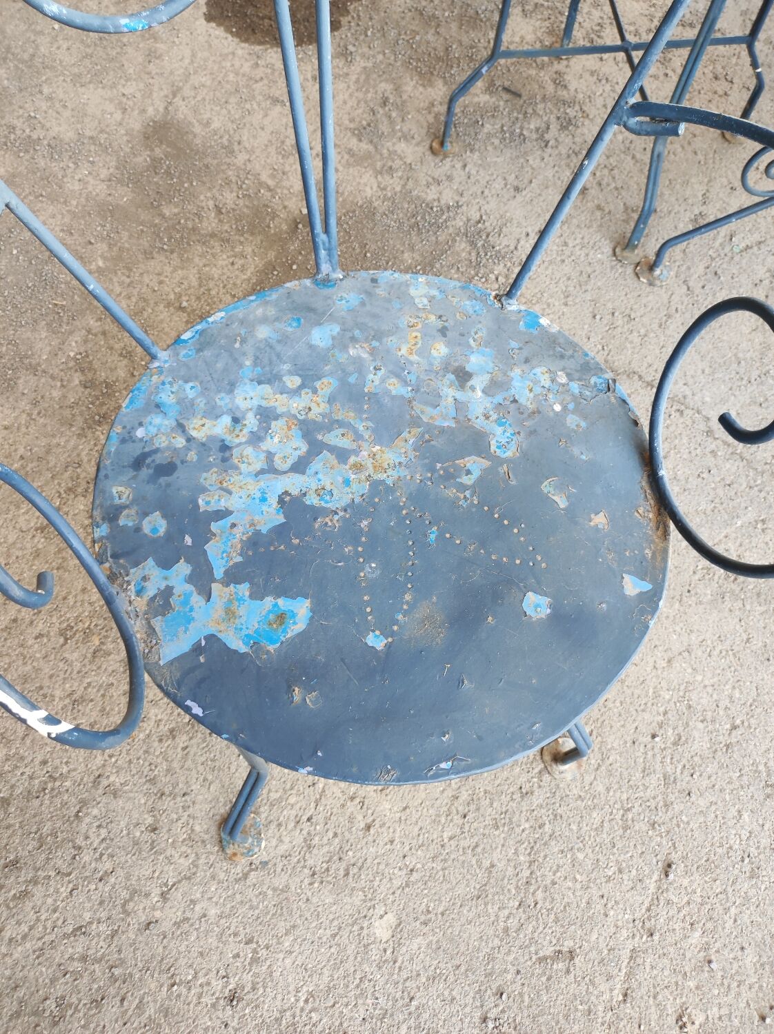Ensemble de jardin 4 fauteuils et une table en fer forgé