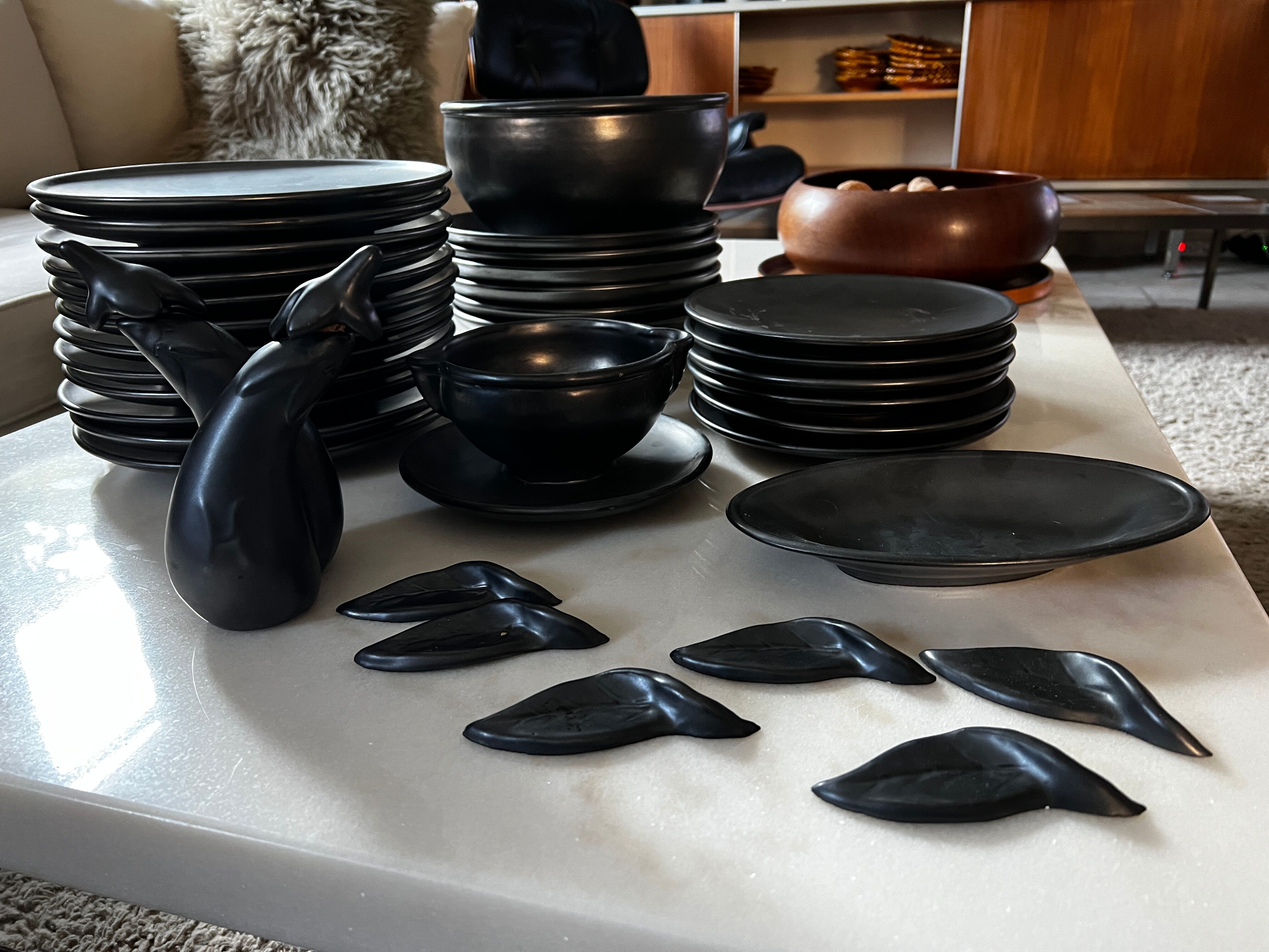 Service de table Ceramony Vallauris en faience noir mat 1950 - 38 pièces