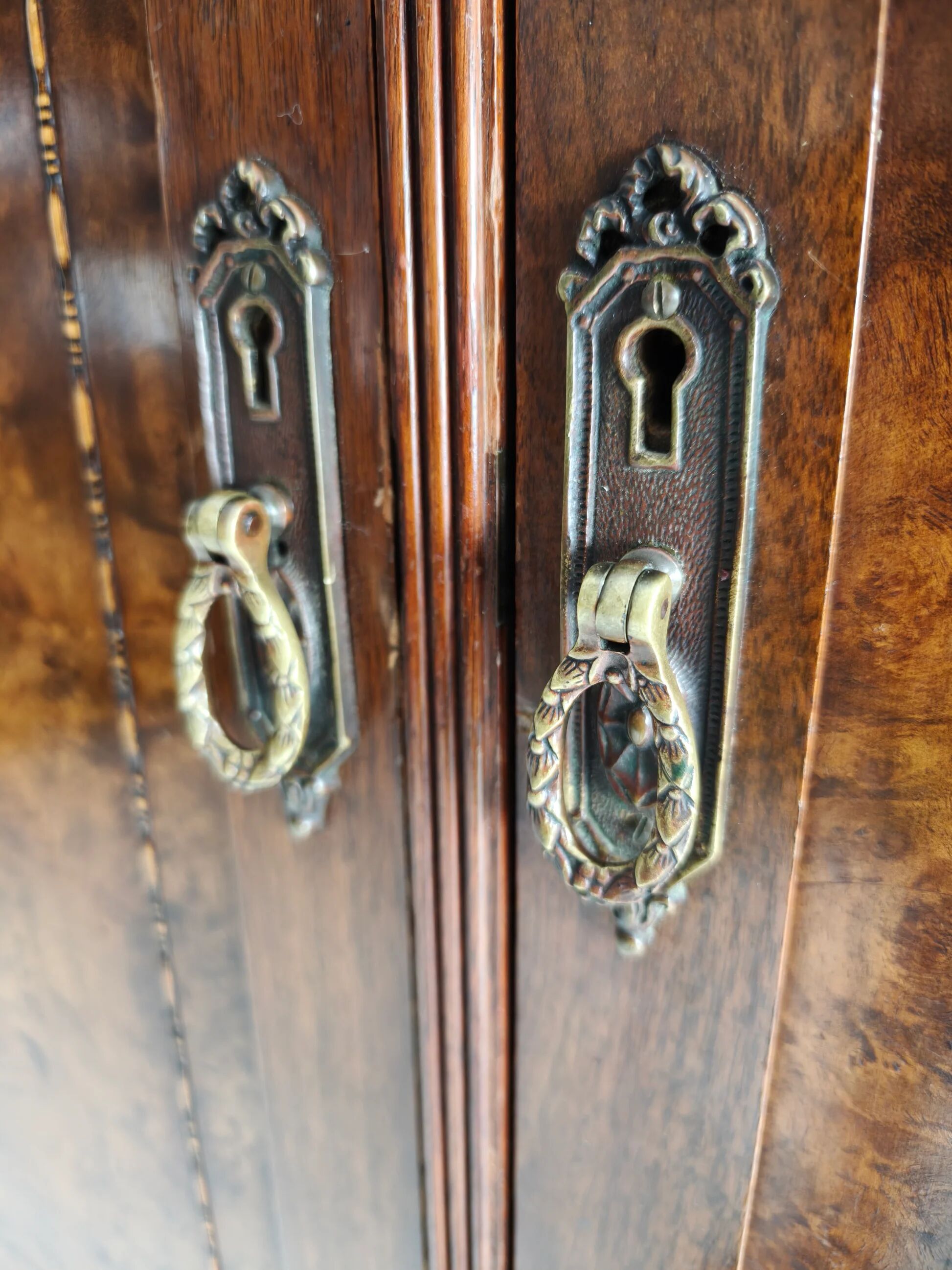 Superbe armoire anglaise Art Déco en loupe de noyer signée Waring & Gillow – vers 1900-1932